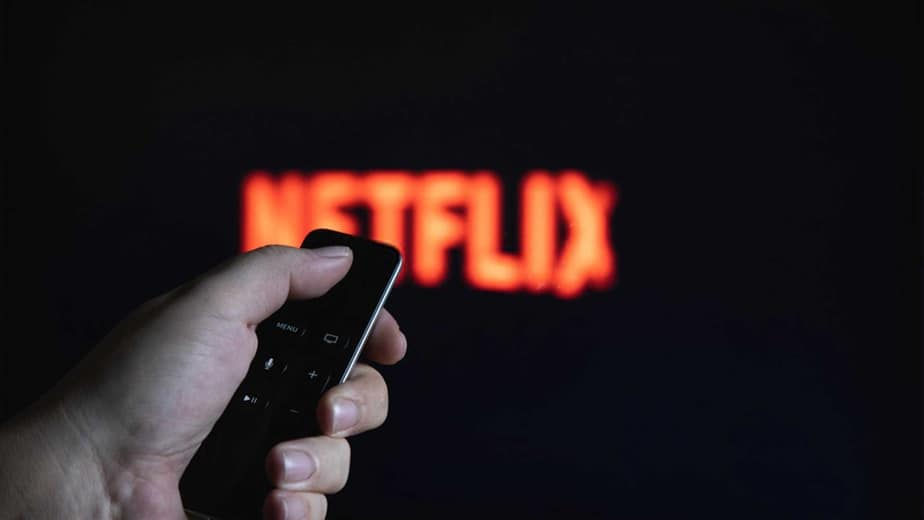 controle ligando a TV ao fundo na netflix