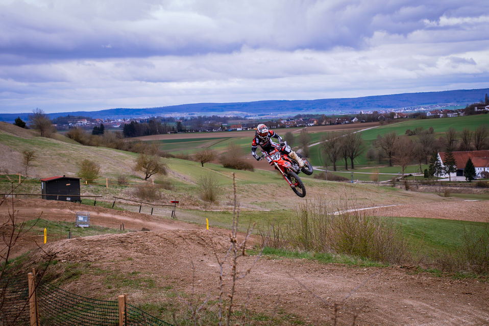 Motocross in weiter Landschaft
