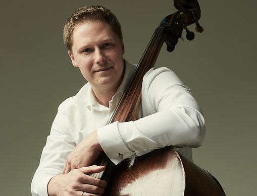 一個。
        Artem Chirkov為俄羅斯低提琴家，畢業於聖彼得堡國立里姆斯基－高沙可夫音樂學院及德國慕尼黑音樂與戲劇大學。自2022年起，擔任musicAeterna樂團首席低音提琴，持續為樂團塑造其獨特的聲響風格。 Chirkov曾證明國際權威比賽中獲獎，包括美國ISB國際低提琴、德國J.M. Sperger國際比賽、以及美國Bradetich基金會國際比賽（2010），也曾以Bassiona Amorosa重奏團成員身份，榮獲ECHO Klassik古典音樂獎與Pro Europa獎歐洲青年藝術家獎。
       目前維也納的度假村 奇爾科夫持續與多個世界一流樂團合作，包括維也納愛樂樂團、維也納國立歌劇院、奧地利廣播交響樂團（ORF RSO Wien）與Tonkünstler管弦樂團，並於全球大型演出及殿堂。除演奏活動外，奇爾科夫亦投身音樂教育與推廣，足跡遍及世界各地，並透視國際音樂節「低音提琴的世界」，進一步提低琴文化的交流與發展。
