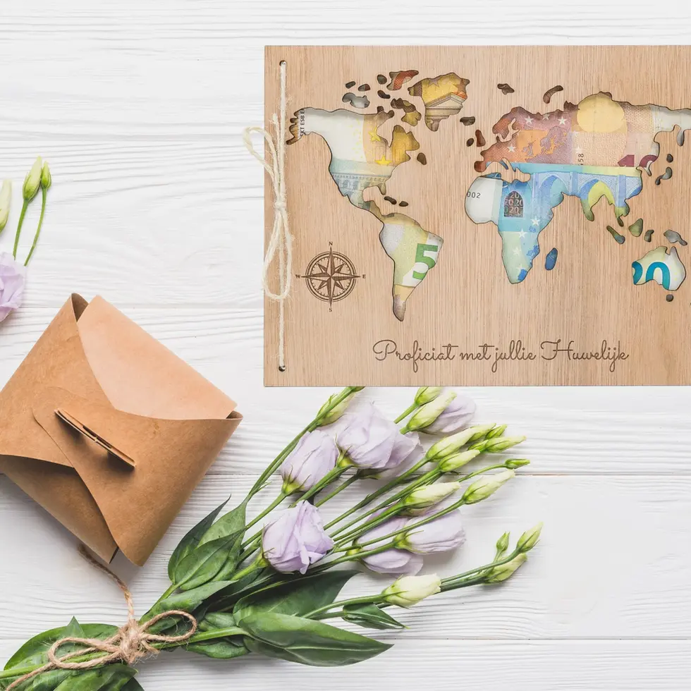 LiZ-e - Huwelijkscadeau - Houten bord - Wereldkaart - Just Married - Huwelijk - Geldcadeau - Origineel Geschenk - Hout