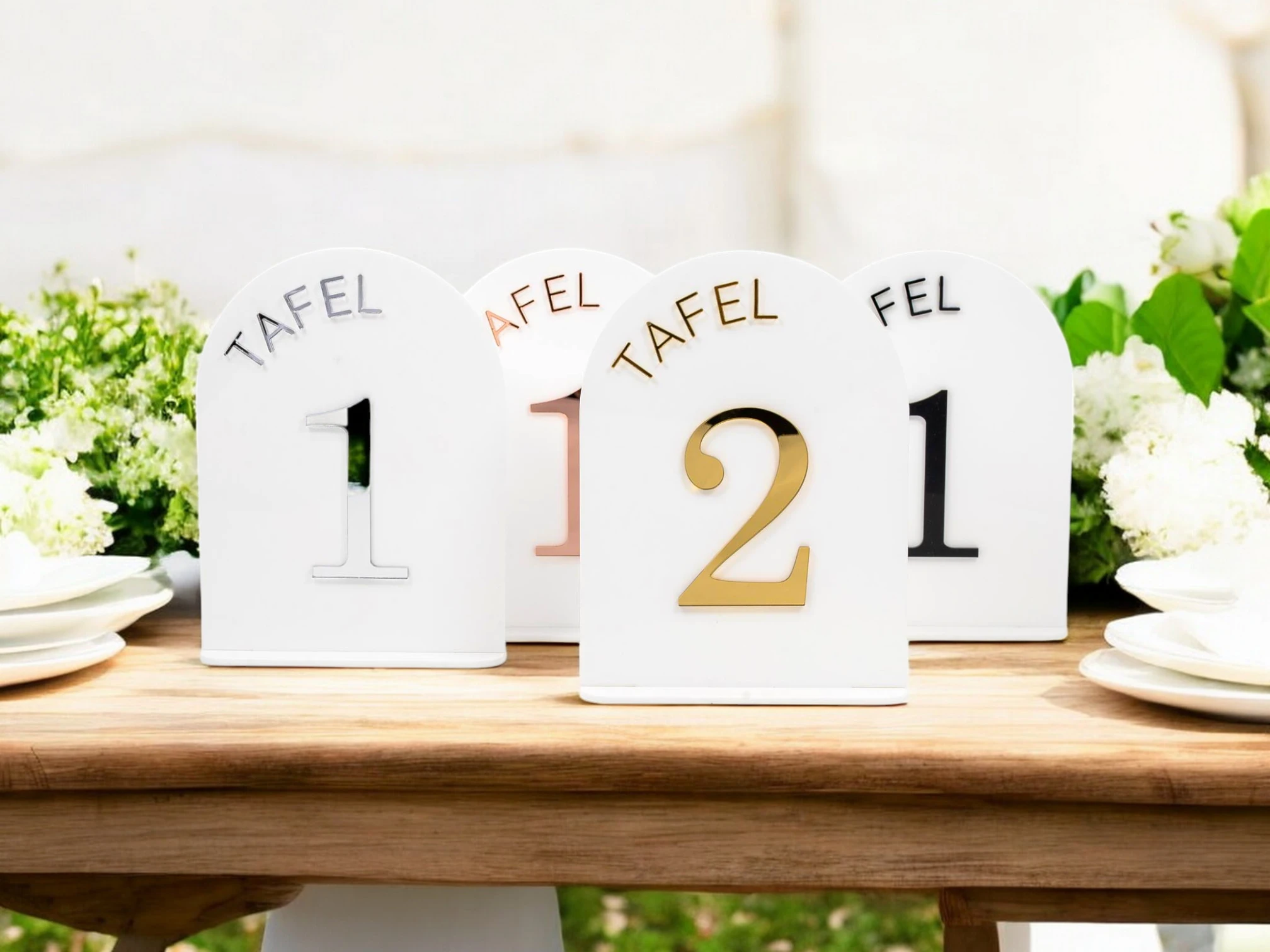 Wit Acryl tafelnummer met Gouden Acryl Cijfer – Stijlvolle Tafelaanduiding voor Bruiloften en Feesten Maak jouw bruiloft, jubileum of evenement extra speciaal met dit prachtige tafelnummer uit acryl. Deze tafelnummers hebben een moderne uitstraling en helpen gasten eenvoudig hun plek te vinden. Ideaal voor het organiseren van een trouwfeest, gala, babyshower, doopsel of bedrijfsfeest. ✔️ Materiaal: Gemaakt uit 3 mm Acryl ✔️ Afmetingen: Het bord meet 20 cm (hoogte) x 15 cm (breedte). ✔️ Veelzijdig in gebruik: Perfect voor een trouwfeest, gala, babyshower, doopsel of bedrijfsfeest ✔️ Makkelijk neer te zetten Hoe gaat huren in zijn werk? ✔️ Kies de decoratie die je wenst te huren. Je kan meerdere artikelen in 1 reservering toevoegen. ✔️ Selecteer de datum wanneer je de decoratie wenst te huren. ✔️ Wij verhuren onze decoratie steeds voor 1 week. Zo heb je voeldoende tijd om deze op te halen en terug te bezorgen. ✔️ Na jouw boeking controleren we de beschikbaarheid en ontvang je een bev