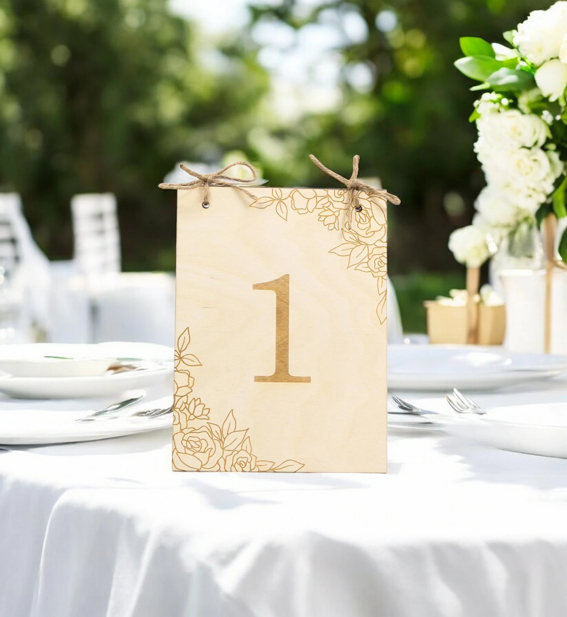 Houten Bord met Rozen – Stijlvolle Tafelaanduiding voor Bruiloften en Feesten Maak jouw bruiloft, jubileum of evenement extra speciaal met deze prachtige houten tafelnummers. Deze tafelnummers combineren een natuurlijke en moderne uitstraling en helpen gasten eenvoudig hun plek te vinden. Ideaal voor het organiseren van een trouwfeest, gala, babyshower, doopsel of bedrijfsfeest. ✔️ Afmetingen: De borden meten 20 cm (hoogte) x 15 cm (breedte) x +- 4 mm (dikte) ✔️ Makkelijk neer te zetten: De 2 helften zijn vastgemaakt met stevige jute touw Hoe gaat huren in zijn werk? ✔️ Kies de decoratie die je wenst te huren. Je kan meerdere artikelen in 1 reservering toevoegen. ✔️ Selecteer de datum wanneer je de decoratie wenst te huren. ✔️ Wij verhuren onze decoratie steeds voor 1 week. Zo heb je voeldoende tijd om deze op te halen en terug te bezorgen. ✔️ Na jouw boeking controleren we de beschikbaarheid en ontvang je een bevestiging. ✔️ Je ontvangt een factuur. Jouw reservering is definitief