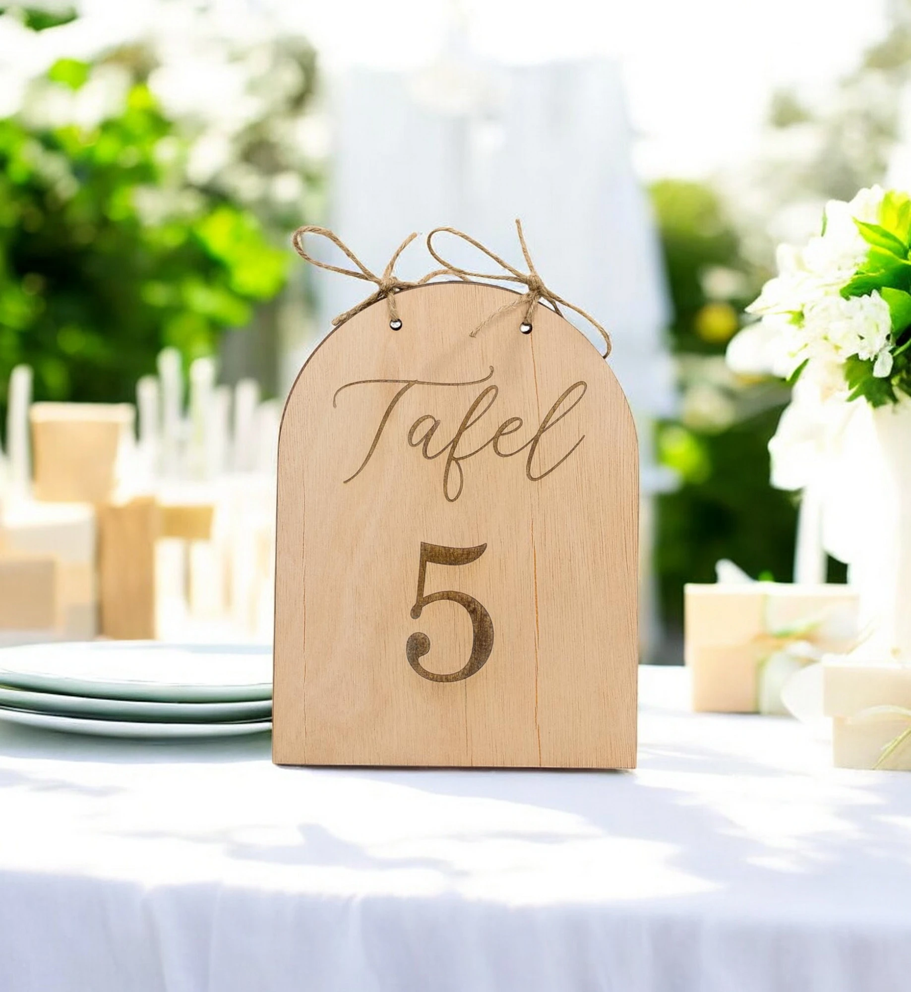 Houten Bord – Stijlvolle Tafelaanduiding voor Bruiloften en Feesten Maak jouw bruiloft, jubileum of evenement extra speciaal met deze prachtige houten tafelnummers. Deze tafelnummers combineren een natuurlijke en moderne uitstraling en helpen gasten eenvoudig hun plek te vinden. Ideaal voor het organiseren van een trouwfeest, gala, babyshower, doopsel of bedrijfsfeest. ✔️ Afmetingen: De borden meten 20 cm (hoogte) x 15 cm (breedte) x +- 4 mm (dikte) ✔️ Makkelijk neer te zetten: De 2 helften zijn vastgemaakt met stevige jute touw Hoe gaat huren in zijn werk? ✔️ Kies de decoratie die je wenst te huren. Je kan meerdere artikelen in 1 reservering toevoegen. ✔️ Selecteer de datum wanneer je de decoratie wenst te huren. ✔️ Wij verhuren onze decoratie steeds voor 1 week. Zo heb je voeldoende tijd om deze op te halen en terug te bezorgen. ✔️ Na jouw boeking controleren we de beschikbaarheid en ontvang je een bevestiging. ✔️ Je ontvangt een factuur. Jouw reservering is definitief na betalin