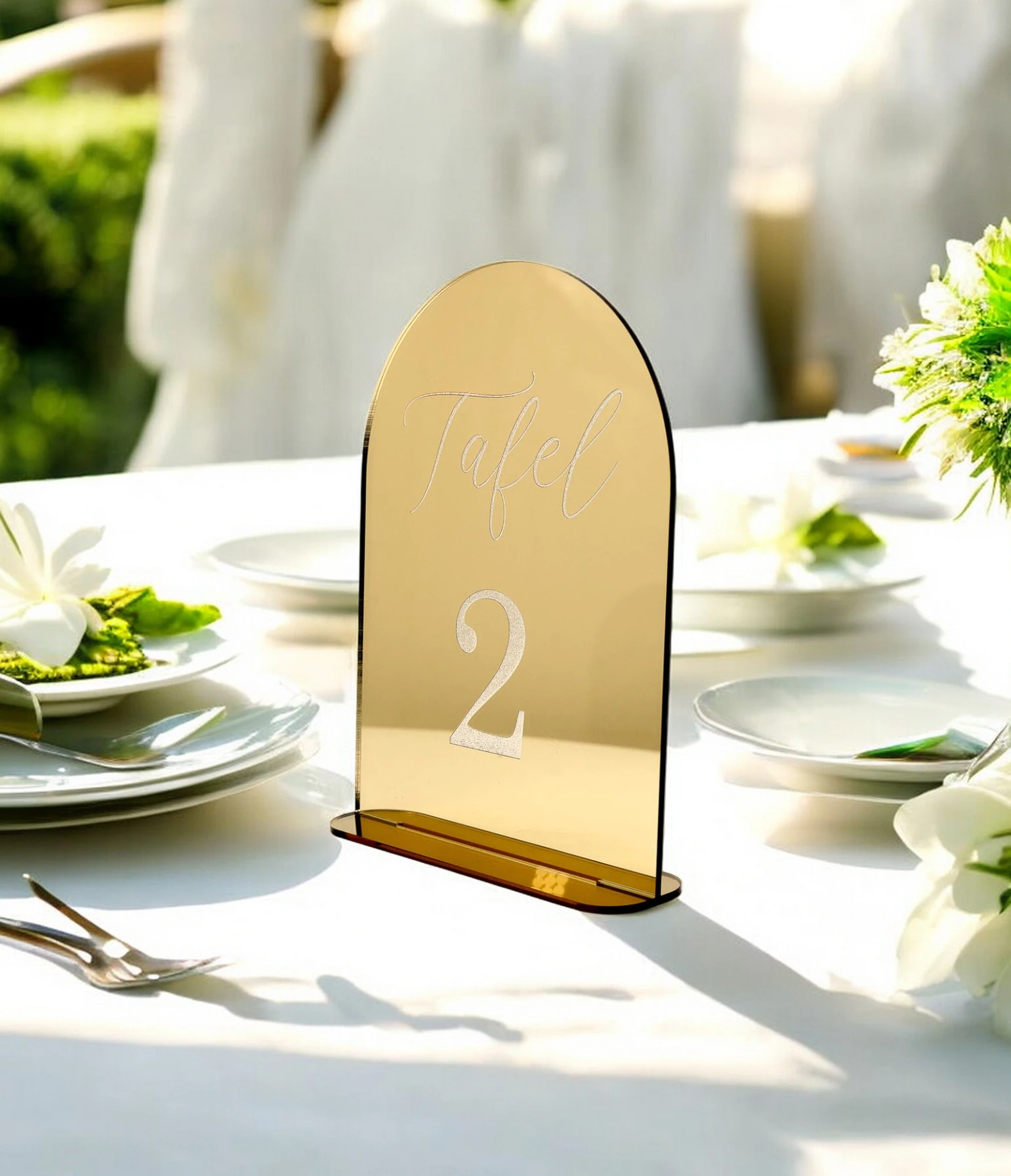 Gouden Acryl tafelnummer – Stijlvolle Tafelaanduiding voor Bruiloften en Feesten Maak jouw bruiloft, jubileum of evenement extra speciaal met dit prachtige tafelnummer uit acryl. Deze tafelnummers hebben een moderne uitstraling en helpen gasten eenvoudig hun plek te vinden. Ideaal voor het organiseren van een trouwfeest, gala, babyshower, doopsel of bedrijfsfeest. ✔️ Materiaal: Gemaakt uit 3 mm Acryl ✔️ Afmetingen: Het bord meet 20 cm (hoogte) x 15 cm (breedte). ✔️ Veelzijdig in gebruik: Perfect voor een trouwfeest, gala, babyshower, doopsel of bedrijfsfeest ✔️ Makkelijk neer te zetten Hoe gaat huren in zijn werk? ✔️ Kies de decoratie die je wenst te huren. Je kan meerdere artikelen in 1 reservering toevoegen. ✔️ Selecteer de datum wanneer je de decoratie wenst te huren. ✔️ Wij verhuren onze decoratie steeds voor 1 week. Zo heb je voeldoende tijd om deze op te halen en terug te bezorgen. ✔️ Na jouw boeking controleren we de beschikbaarheid en ontvang je een bevestiging. ✔️ Je ontva