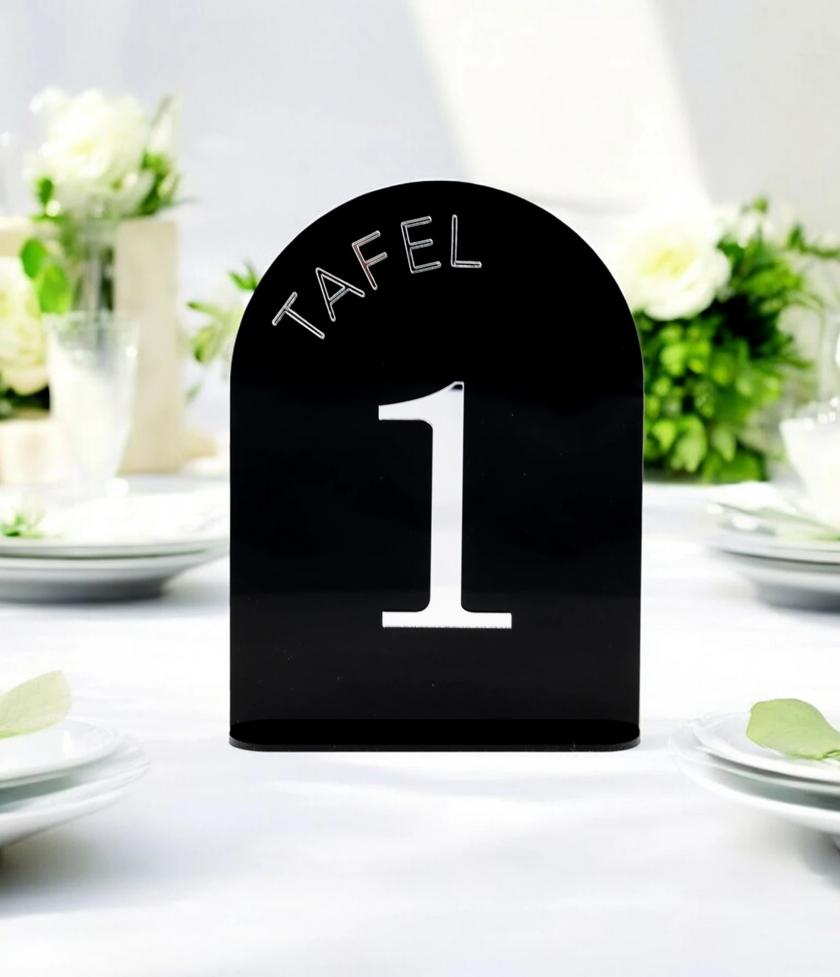 Zwart Acryl tafelnummer met Zilver Acryl Cijfer – Stijlvolle Tafelaanduiding voor Bruiloften en Feesten Maak jouw bruiloft, jubileum of evenement extra speciaal met dit prachtige tafelnummer uit acryl. Deze tafelnummers hebben een moderne uitstraling en helpen gasten eenvoudig hun plek te vinden. Ideaal voor het organiseren van een trouwfeest, gala, babyshower, doopsel of bedrijfsfeest. ✔️ Materiaal: Gemaakt uit 3 mm Acryl ✔️ Afmetingen: Het bord meet 20 cm (hoogte) x 15 cm (breedte). ✔️ Veelzijdig in gebruik: Perfect voor een trouwfeest, gala, babyshower, doopsel of bedrijfsfeest ✔️ Makkelijk neer te zetten Hoe gaat huren in zijn werk? ✔️ Kies de decoratie die je wenst te huren. Je kan meerdere artikelen in 1 reservering toevoegen. ✔️ Selecteer de datum wanneer je de decoratie wenst te huren. ✔️ Wij verhuren onze decoratie steeds voor 1 week. Zo heb je voeldoende tijd om deze op te halen en terug te bezorgen. ✔️ Na jouw boeking controleren we de beschikbaarheid en ontvang je een b