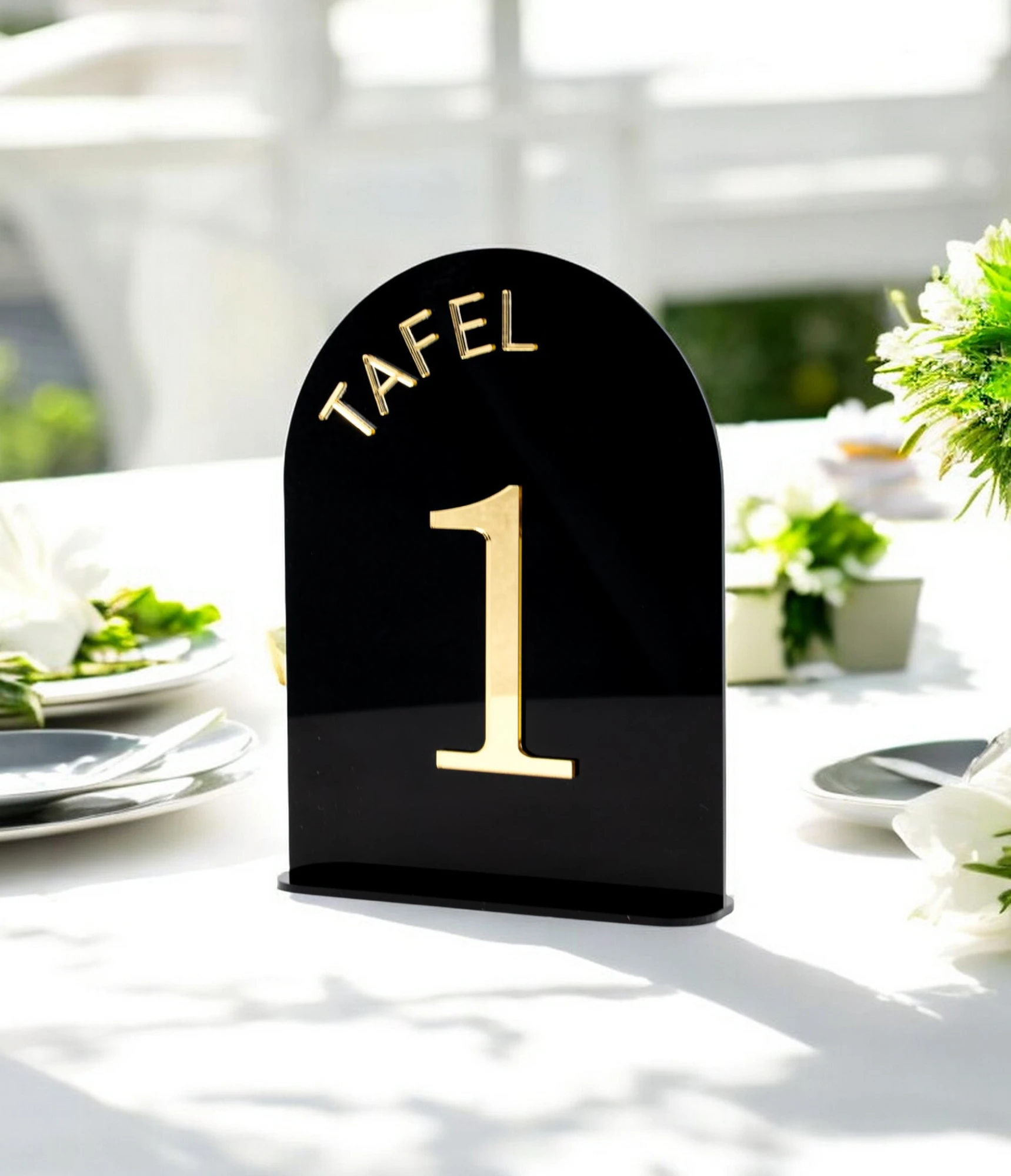 Zwart Acryl tafelnummer met Zilver Acryl Cijfer – Stijlvolle Tafelaanduiding voor Bruiloften en Feesten Maak jouw bruiloft, jubileum of evenement extra speciaal met dit prachtige tafelnummer uit acryl. Deze tafelnummers hebben een moderne uitstraling en helpen gasten eenvoudig hun plek te vinden. Ideaal voor het organiseren van een trouwfeest, gala, babyshower, doopsel of bedrijfsfeest. ✔️ Materiaal: Gemaakt uit 3 mm Acryl ✔️ Afmetingen: Het bord meet 20 cm (hoogte) x 15 cm (breedte). ✔️ Veelzijdig in gebruik: Perfect voor een trouwfeest, gala, babyshower, doopsel of bedrijfsfeest ✔️ Makkelijk neer te zetten Hoe gaat huren in zijn werk? ✔️ Kies de decoratie die je wenst te huren. Je kan meerdere artikelen in 1 reservering toevoegen. ✔️ Selecteer de datum wanneer je de decoratie wenst te huren. ✔️ Wij verhuren onze decoratie steeds voor 1 week. Zo heb je voeldoende tijd om deze op te halen en terug te bezorgen. ✔️ Na jouw boeking controleren we de beschikbaarheid en ontvang je een b