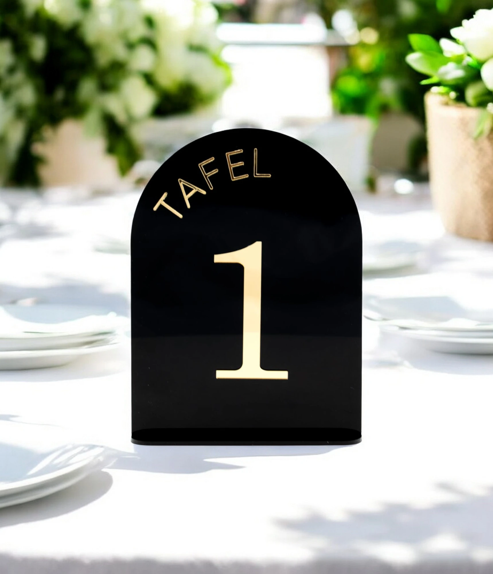 Zwart Acryl tafelnummer met Zilver Acryl Cijfer – Stijlvolle Tafelaanduiding voor Bruiloften en Feesten Maak jouw bruiloft, jubileum of evenement extra speciaal met dit prachtige tafelnummer uit acryl. Deze tafelnummers hebben een moderne uitstraling en helpen gasten eenvoudig hun plek te vinden. Ideaal voor het organiseren van een trouwfeest, gala, babyshower, doopsel of bedrijfsfeest. ✔️ Materiaal: Gemaakt uit 3 mm Acryl ✔️ Afmetingen: Het bord meet 20 cm (hoogte) x 15 cm (breedte). ✔️ Veelzijdig in gebruik: Perfect voor een trouwfeest, gala, babyshower, doopsel of bedrijfsfeest ✔️ Makkelijk neer te zetten Hoe gaat huren in zijn werk? ✔️ Kies de decoratie die je wenst te huren. Je kan meerdere artikelen in 1 reservering toevoegen. ✔️ Selecteer de datum wanneer je de decoratie wenst te huren. ✔️ Wij verhuren onze decoratie steeds voor 1 week. Zo heb je voeldoende tijd om deze op te halen en terug te bezorgen. ✔️ Na jouw boeking controleren we de beschikbaarheid en ontvang je een b
