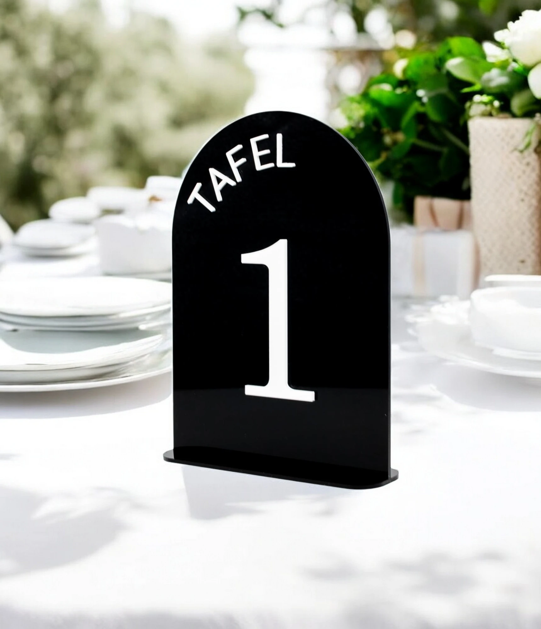 Zwart Acryl tafelnummer met Wit Acryl Cijfer – Stijlvolle Tafelaanduiding voor Bruiloften en Feesten Maak jouw bruiloft, jubileum of evenement extra speciaal met dit prachtige tafelnummer uit acryl. Deze tafelnummers hebben een moderne uitstraling en helpen gasten eenvoudig hun plek te vinden. Ideaal voor het organiseren van een trouwfeest, gala, babyshower, doopsel of bedrijfsfeest. ✔️ Materiaal: Gemaakt uit 3 mm Acryl ✔️ Afmetingen: Het bord meet 20 cm (hoogte) x 15 cm (breedte). ✔️ Veelzijdig in gebruik: Perfect voor een trouwfeest, gala, babyshower, doopsel of bedrijfsfeest ✔️ Makkelijk neer te zetten Hoe gaat huren in zijn werk? ✔️ Kies de decoratie die je wenst te huren. Je kan meerdere artikelen in 1 reservering toevoegen. ✔️ Selecteer de datum wanneer je de decoratie wenst te huren. ✔️ Wij verhuren onze decoratie steeds voor 1 week. Zo heb je voeldoende tijd om deze op te halen en terug te bezorgen. ✔️ Na jouw boeking controleren we de beschikbaarheid en ontvang je een beve