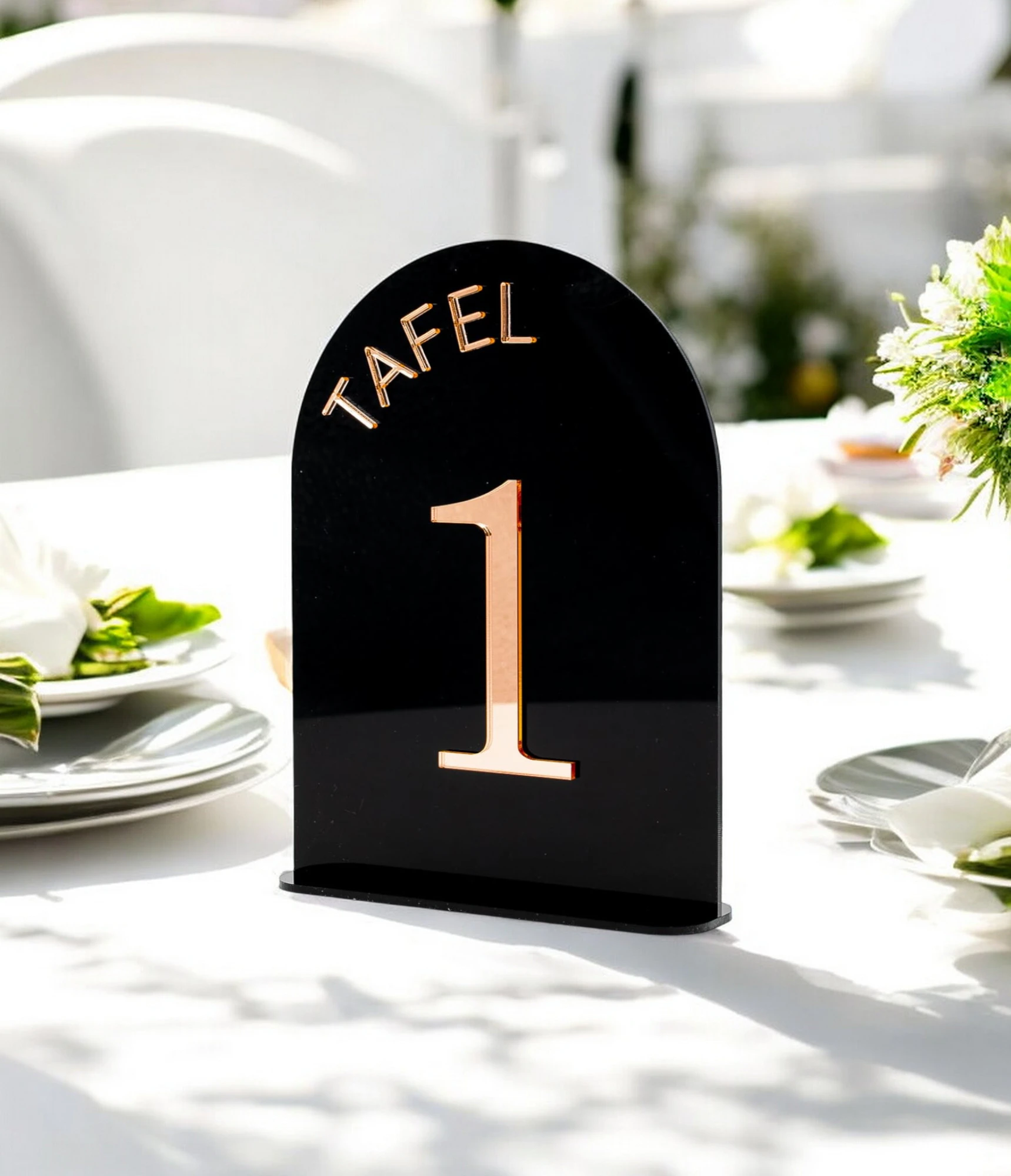 Zwart Acryl tafelnummer met Rosé Gouden Acryl Cijfer – Stijlvolle Tafelaanduiding voor Bruiloften en Feesten Maak jouw bruiloft, jubileum of evenement extra speciaal met dit prachtige tafelnummer uit acryl. Deze tafelnummers hebben een moderne uitstraling en helpen gasten eenvoudig hun plek te vinden. Ideaal voor het organiseren van een trouwfeest, gala, babyshower, doopsel of bedrijfsfeest. ✔️ Materiaal: Gemaakt uit 3 mm Acryl ✔️ Afmetingen: Het bord meet 20 cm (hoogte) x 15 cm (breedte). ✔️ Veelzijdig in gebruik: Perfect voor een trouwfeest, gala, babyshower, doopsel of bedrijfsfeest ✔️ Makkelijk neer te zetten Hoe gaat huren in zijn werk? ✔️ Kies de decoratie die je wenst te huren. Je kan meerdere artikelen in 1 reservering toevoegen. ✔️ Selecteer de datum wanneer je de decoratie wenst te huren. ✔️ Wij verhuren onze decoratie steeds voor 1 week. Zo heb je voeldoende tijd om deze op te halen en terug te bezorgen. ✔️ Na jouw boeking controleren we de beschikbaarheid en ontvang je