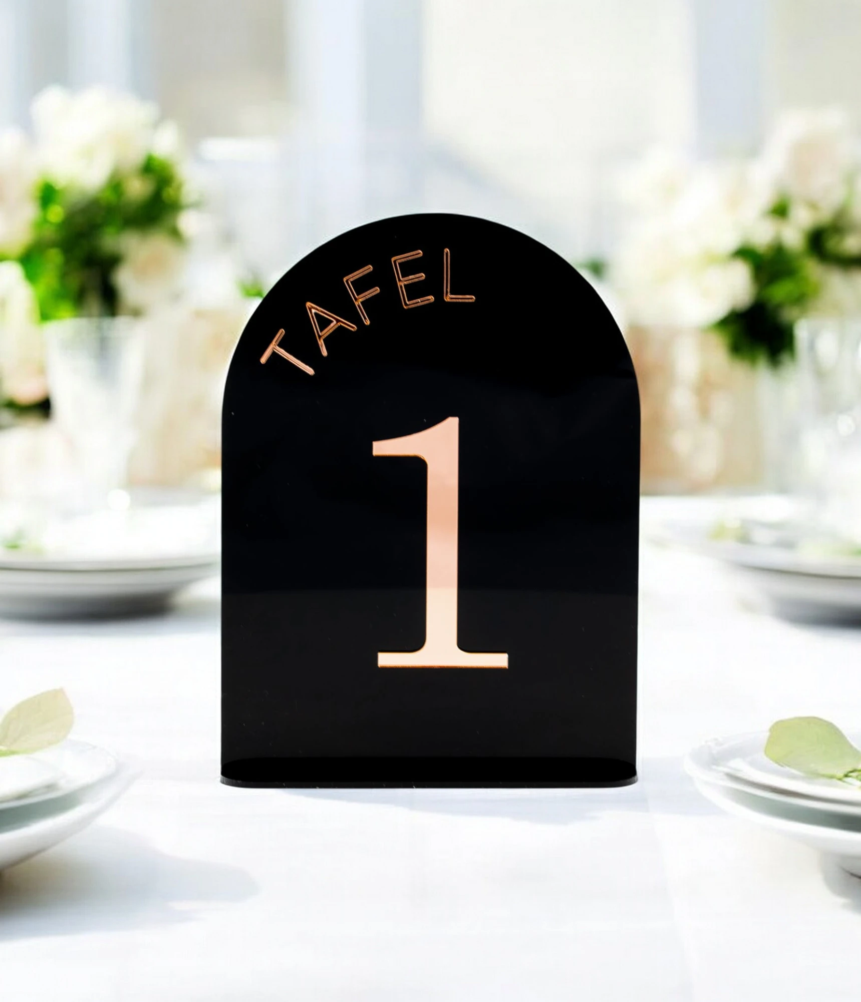 Zwart Acryl tafelnummer met Rosé Gouden Acryl Cijfer – Stijlvolle Tafelaanduiding voor Bruiloften en Feesten Maak jouw bruiloft, jubileum of evenement extra speciaal met dit prachtige tafelnummer uit acryl. Deze tafelnummers hebben een moderne uitstraling en helpen gasten eenvoudig hun plek te vinden. Ideaal voor het organiseren van een trouwfeest, gala, babyshower, doopsel of bedrijfsfeest. ✔️ Materiaal: Gemaakt uit 3 mm Acryl ✔️ Afmetingen: Het bord meet 20 cm (hoogte) x 15 cm (breedte). ✔️ Veelzijdig in gebruik: Perfect voor een trouwfeest, gala, babyshower, doopsel of bedrijfsfeest ✔️ Makkelijk neer te zetten Hoe gaat huren in zijn werk? ✔️ Kies de decoratie die je wenst te huren. Je kan meerdere artikelen in 1 reservering toevoegen. ✔️ Selecteer de datum wanneer je de decoratie wenst te huren. ✔️ Wij verhuren onze decoratie steeds voor 1 week. Zo heb je voeldoende tijd om deze op te halen en terug te bezorgen. ✔️ Na jouw boeking controleren we de beschikbaarheid en ontvang je