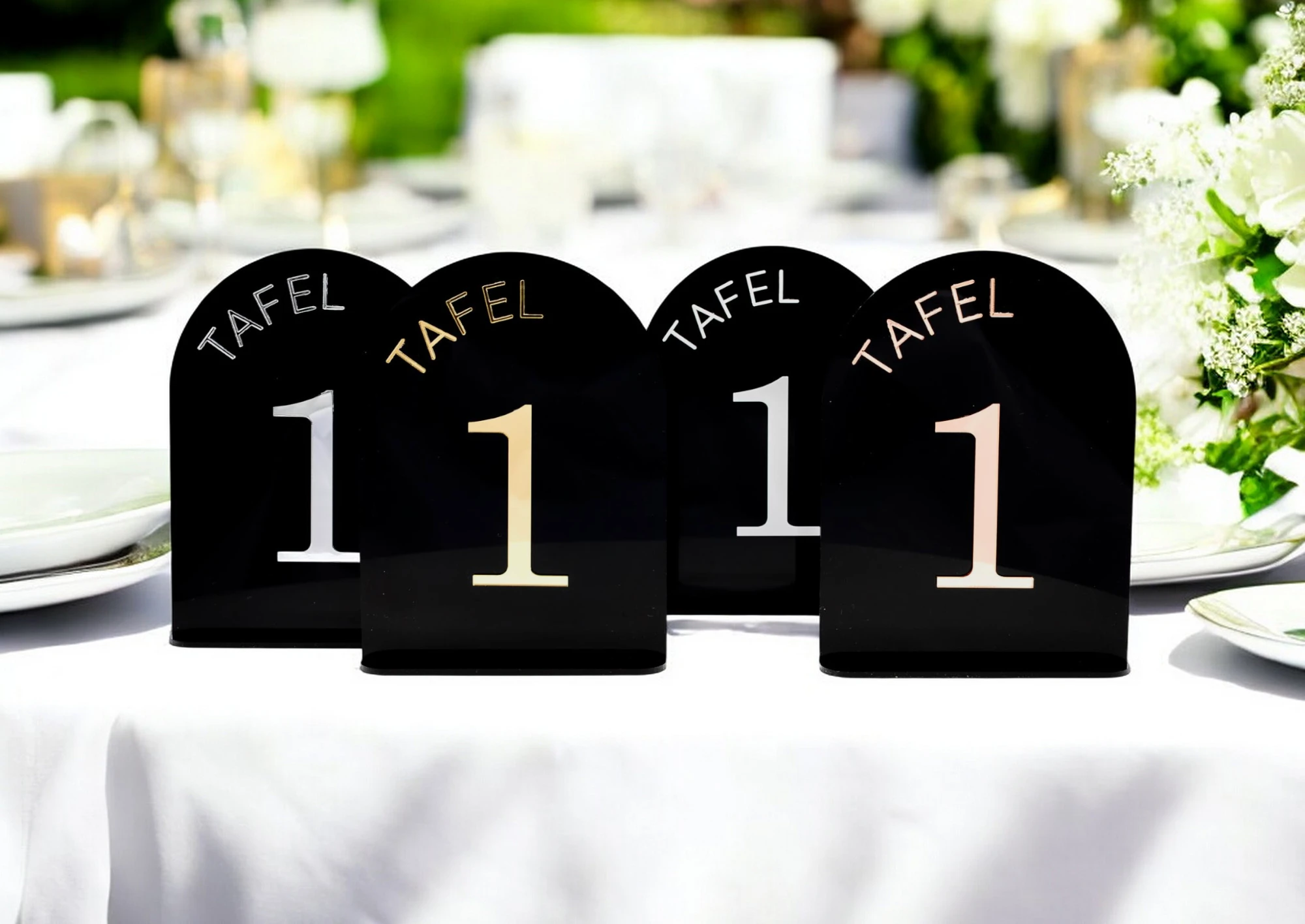 Zwart Acryl tafelnummer met Rosé Gouden Acryl Cijfer – Stijlvolle Tafelaanduiding voor Bruiloften en Feesten Maak jouw bruiloft, jubileum of evenement extra speciaal met dit prachtige tafelnummer uit acryl. Deze tafelnummers hebben een moderne uitstraling en helpen gasten eenvoudig hun plek te vinden. Ideaal voor het organiseren van een trouwfeest, gala, babyshower, doopsel of bedrijfsfeest. ✔️ Materiaal: Gemaakt uit 3 mm Acryl ✔️ Afmetingen: Het bord meet 20 cm (hoogte) x 15 cm (breedte). ✔️ Veelzijdig in gebruik: Perfect voor een trouwfeest, gala, babyshower, doopsel of bedrijfsfeest ✔️ Makkelijk neer te zetten Hoe gaat huren in zijn werk? ✔️ Kies de decoratie die je wenst te huren. Je kan meerdere artikelen in 1 reservering toevoegen. ✔️ Selecteer de datum wanneer je de decoratie wenst te huren. ✔️ Wij verhuren onze decoratie steeds voor 1 week. Zo heb je voeldoende tijd om deze op te halen en terug te bezorgen. ✔️ Na jouw boeking controleren we de beschikbaarheid en ontvang je