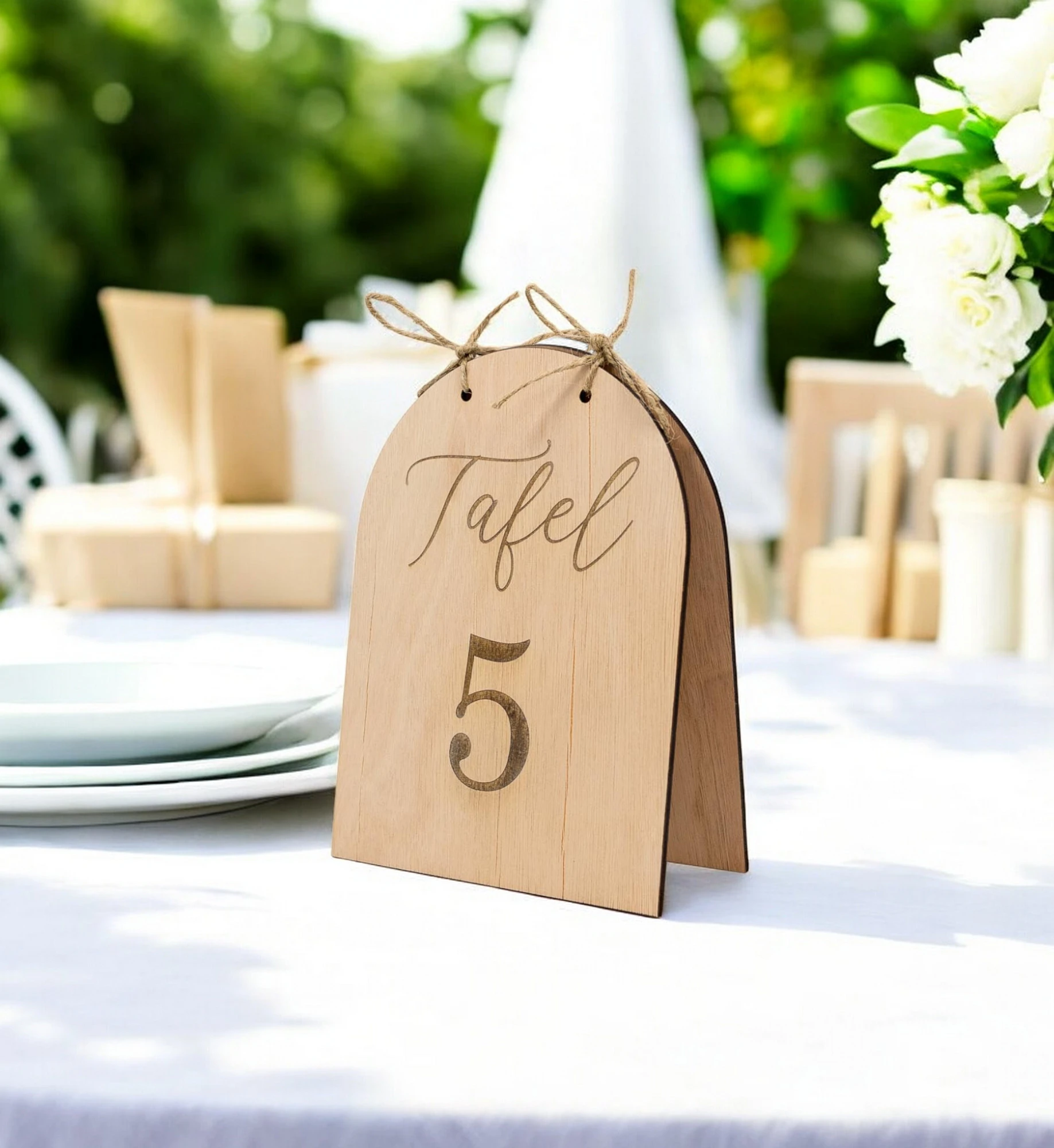 Houten Bord – Stijlvolle Tafelaanduiding voor Bruiloften en Feesten Maak jouw bruiloft, jubileum of evenement extra speciaal met deze prachtige houten tafelnummers. Deze tafelnummers combineren een natuurlijke en moderne uitstraling en helpen gasten eenvoudig hun plek te vinden. Ideaal voor het organiseren van een trouwfeest, gala, babyshower, doopsel of bedrijfsfeest. ✔️ Afmetingen: De borden meten 20 cm (hoogte) x 15 cm (breedte) x +- 4 mm (dikte) ✔️ Makkelijk neer te zetten: De 2 helften zijn vastgemaakt met stevige jute touw Hoe gaat huren in zijn werk? ✔️ Kies de decoratie die je wenst te huren. Je kan meerdere artikelen in 1 reservering toevoegen. ✔️ Selecteer de datum wanneer je de decoratie wenst te huren. ✔️ Wij verhuren onze decoratie steeds voor 1 week. Zo heb je voeldoende tijd om deze op te halen en terug te bezorgen. ✔️ Na jouw boeking controleren we de beschikbaarheid en ontvang je een bevestiging. ✔️ Je ontvangt een factuur. Jouw reservering is definitief na betalin