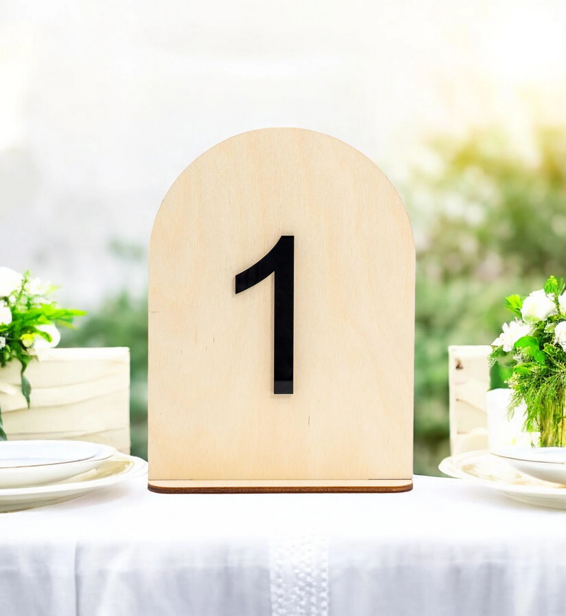 Houten Borden met Zwarte Acryl Cijfers – Stijlvolle Tafelaanduiding voor Bruiloften en Feesten Maak jouw bruiloft, jubileum of evenement extra speciaal met deze prachtige houten tafelnummers met witte acryl cijfers. Deze tafelnummers combineren een natuurlijke en moderne uitstraling en helpen gasten eenvoudig hun plek te vinden. Ideaal voor het organiseren van een trouwfeest, gala, babyshower, doopsel of bedrijfsfeest. ✔ Afmetingen: De borden meten 20 cm (hoogte) x 15 cm (breedte) x +- 4 mm (dikte) ✔ Strak en modern design: Een prachtig contrast tussen hout en acryl ✔ Makkelijk neer te zetten op tafels dankzij de stabiele voet Hoe gaat huren in zijn werk? ✔ Kies de decoratie die je wenst te huren. Je kan meerdere artikelen in 1 reservering toevoegen. ✔ Selecteer de datum wanneer je de decoratie wenst te huren. ✔ Wij verhuren onze decoratie steeds voor 1 week. Zo heb je voeldoende tijd om deze op te halen en terug te bezorgen. ✔ Na jouw boeking controleren we de beschikbaarheid en o