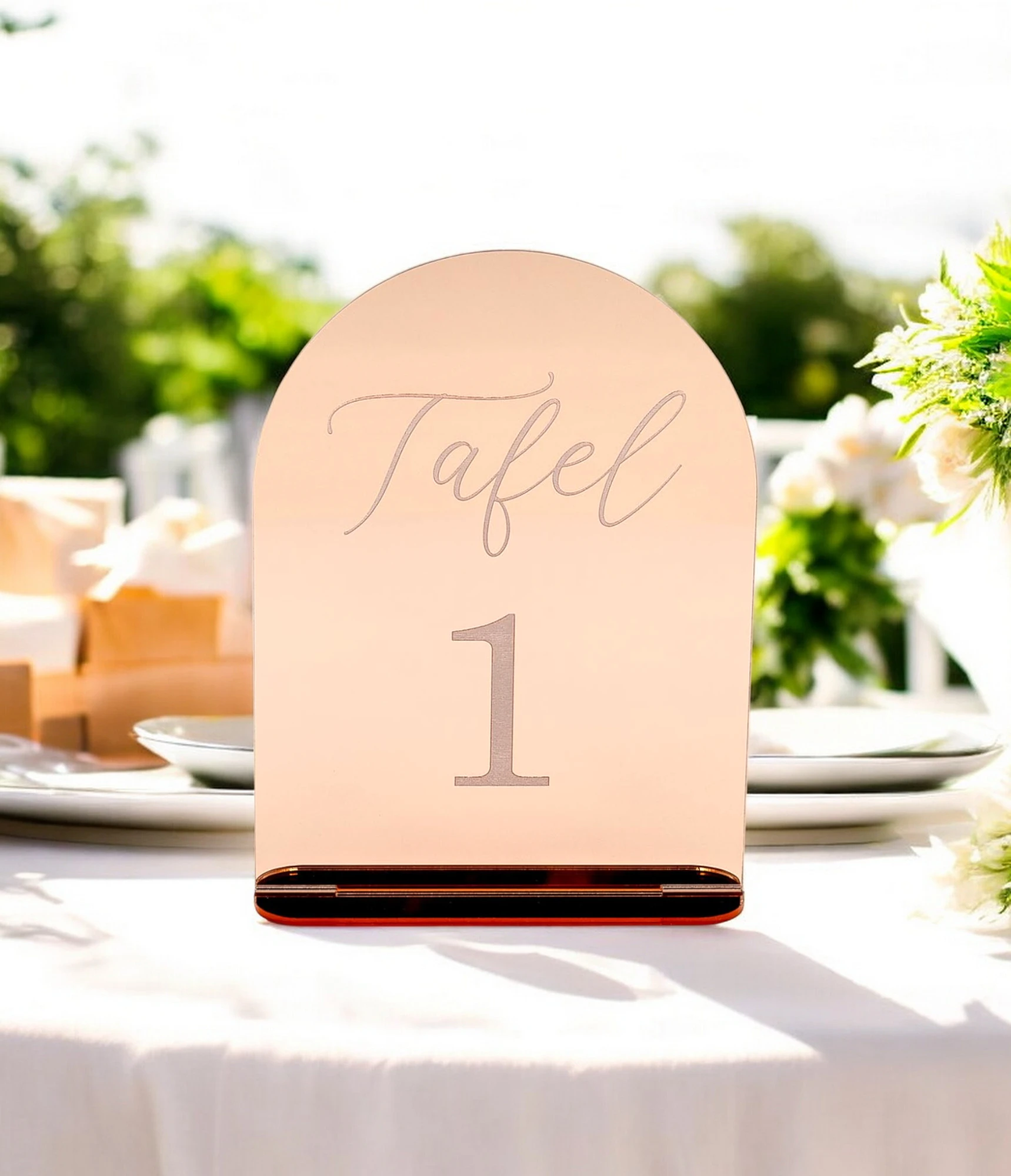 Rosé Gouden Acryl tafelnummer – Stijlvolle Tafelaanduiding voor Bruiloften en Feesten Maak jouw bruiloft, jubileum of evenement extra speciaal met dit prachtige tafelnummer uit acryl. Deze tafelnummers hebben een moderne uitstraling en helpen gasten eenvoudig hun plek te vinden. Ideaal voor het organiseren van een trouwfeest, gala, babyshower, doopsel of bedrijfsfeest. ✔️ Materiaal: Gemaakt uit 3 mm Acryl ✔️ Afmetingen: Het bord meet 20 cm (hoogte) x 15 cm (breedte). ✔️ Veelzijdig in gebruik: Perfect voor een trouwfeest, gala, babyshower, doopsel of bedrijfsfeest ✔️ Makkelijk neer te zetten Hoe gaat huren in zijn werk? ✔️ Kies de decoratie die je wenst te huren. Je kan meerdere artikelen in 1 reservering toevoegen. ✔️ Selecteer de datum wanneer je de decoratie wenst te huren. ✔️ Wij verhuren onze decoratie steeds voor 1 week. Zo heb je voeldoende tijd om deze op te halen en terug te bezorgen. ✔️ Na jouw boeking controleren we de beschikbaarheid en ontvang je een bevestiging. ✔️ Je