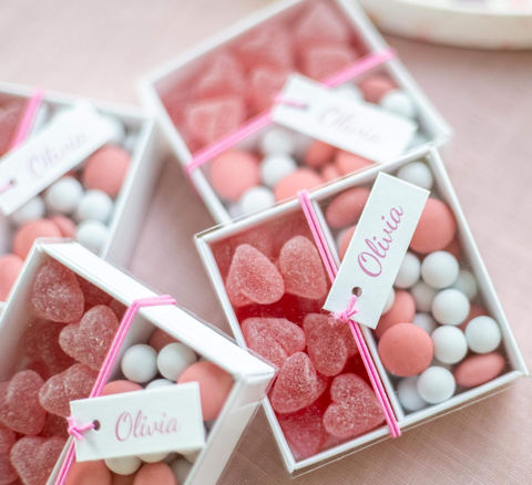 LiZ-e Design - Niel - Doopsuiker - Geboorte - 
Suikerbonen van Papa Chocolat in glazen buisjes met kurk, afgewerkt met roze phalaris, witte lagurus droogbloemen en een label - Olivia