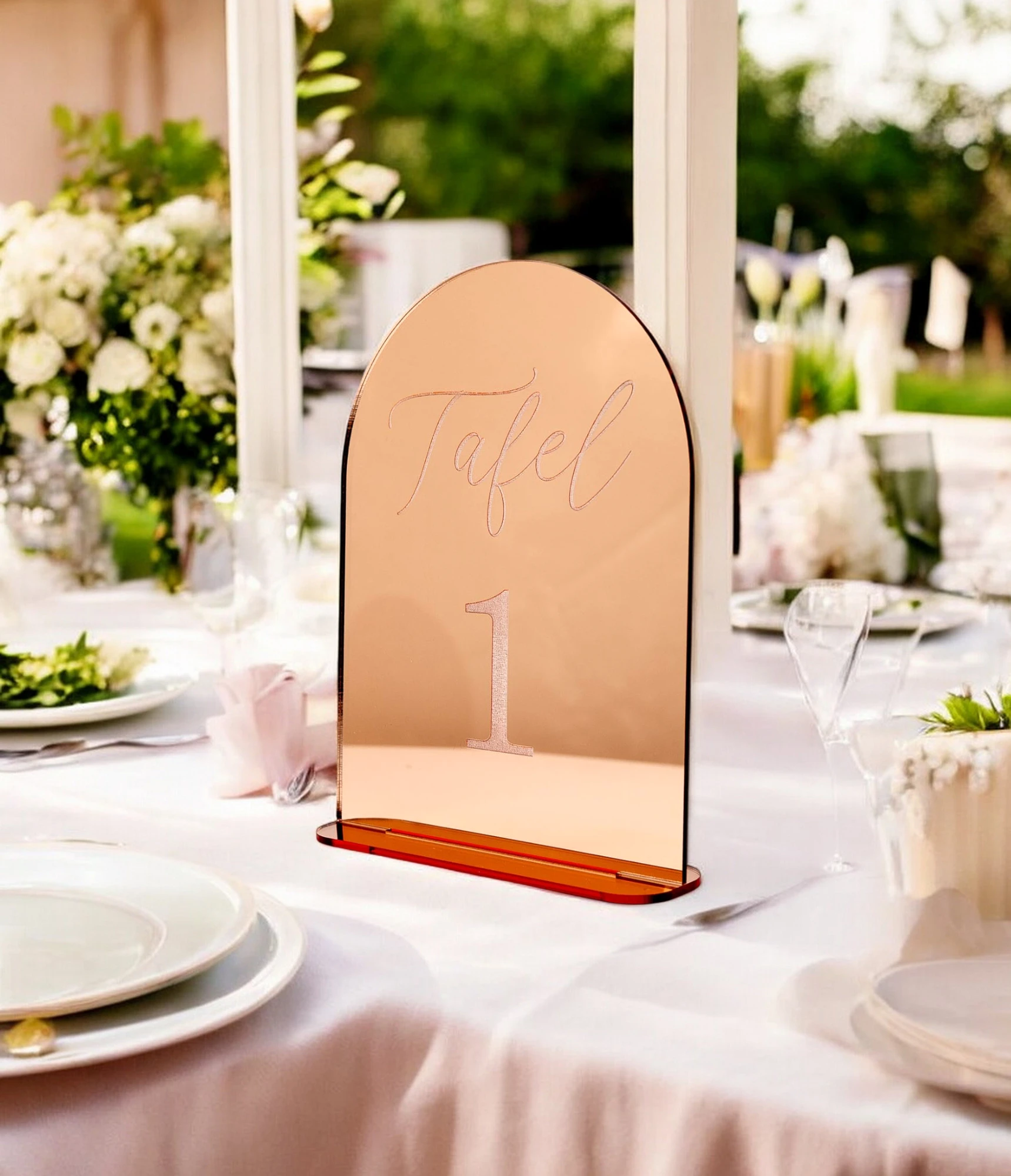 Rosé Gouden Acryl tafelnummer – Stijlvolle Tafelaanduiding voor Bruiloften en Feesten Maak jouw bruiloft, jubileum of evenement extra speciaal met dit prachtige tafelnummer uit acryl. Deze tafelnummers hebben een moderne uitstraling en helpen gasten eenvoudig hun plek te vinden. Ideaal voor het organiseren van een trouwfeest, gala, babyshower, doopsel of bedrijfsfeest. ✔️ Materiaal: Gemaakt uit 3 mm Acryl ✔️ Afmetingen: Het bord meet 20 cm (hoogte) x 15 cm (breedte). ✔️ Veelzijdig in gebruik: Perfect voor een trouwfeest, gala, babyshower, doopsel of bedrijfsfeest ✔️ Makkelijk neer te zetten Hoe gaat huren in zijn werk? ✔️ Kies de decoratie die je wenst te huren. Je kan meerdere artikelen in 1 reservering toevoegen. ✔️ Selecteer de datum wanneer je de decoratie wenst te huren. ✔️ Wij verhuren onze decoratie steeds voor 1 week. Zo heb je voeldoende tijd om deze op te halen en terug te bezorgen. ✔️ Na jouw boeking controleren we de beschikbaarheid en ontvang je een bevestiging. ✔️ Je