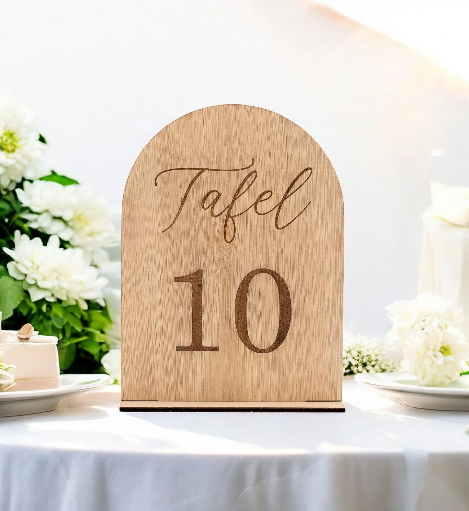Houten Bord – Stijlvolle Tafelaanduiding voor Bruiloften en Feesten Maak jouw bruiloft, jubileum of evenement extra speciaal met deze prachtige houten tafelnummers. Deze tafelnummers combineren een natuurlijke en moderne uitstraling en helpen gasten eenvoudig hun plek te vinden. Ideaal voor het organiseren van een trouwfeest, gala, babyshower, doopsel of bedrijfsfeest. ✔ Afmetingen: De borden meten 20 cm (hoogte) x 15 cm (breedte) x +- 4 mm (dikte) ✔ Makkelijk neer te zetten op tafels dankzij de stabiele voet Hoe gaat huren in zijn werk? ✔ Kies de decoratie die je wenst te huren. Je kan meerdere artikelen in 1 reservering toevoegen. ✔ Selecteer de datum wanneer je de decoratie wenst te huren. ✔ Wij verhuren onze decoratie steeds voor 1 week. Zo heb je voeldoende tijd om deze op te halen en terug te bezorgen. ✔ Na jouw boeking controleren we de beschikbaarheid en ontvang je een bevestiging. ✔ Je ontvangt een factuur. Jouw reservering is definitief na betaling. ✔ Op basis van de gere