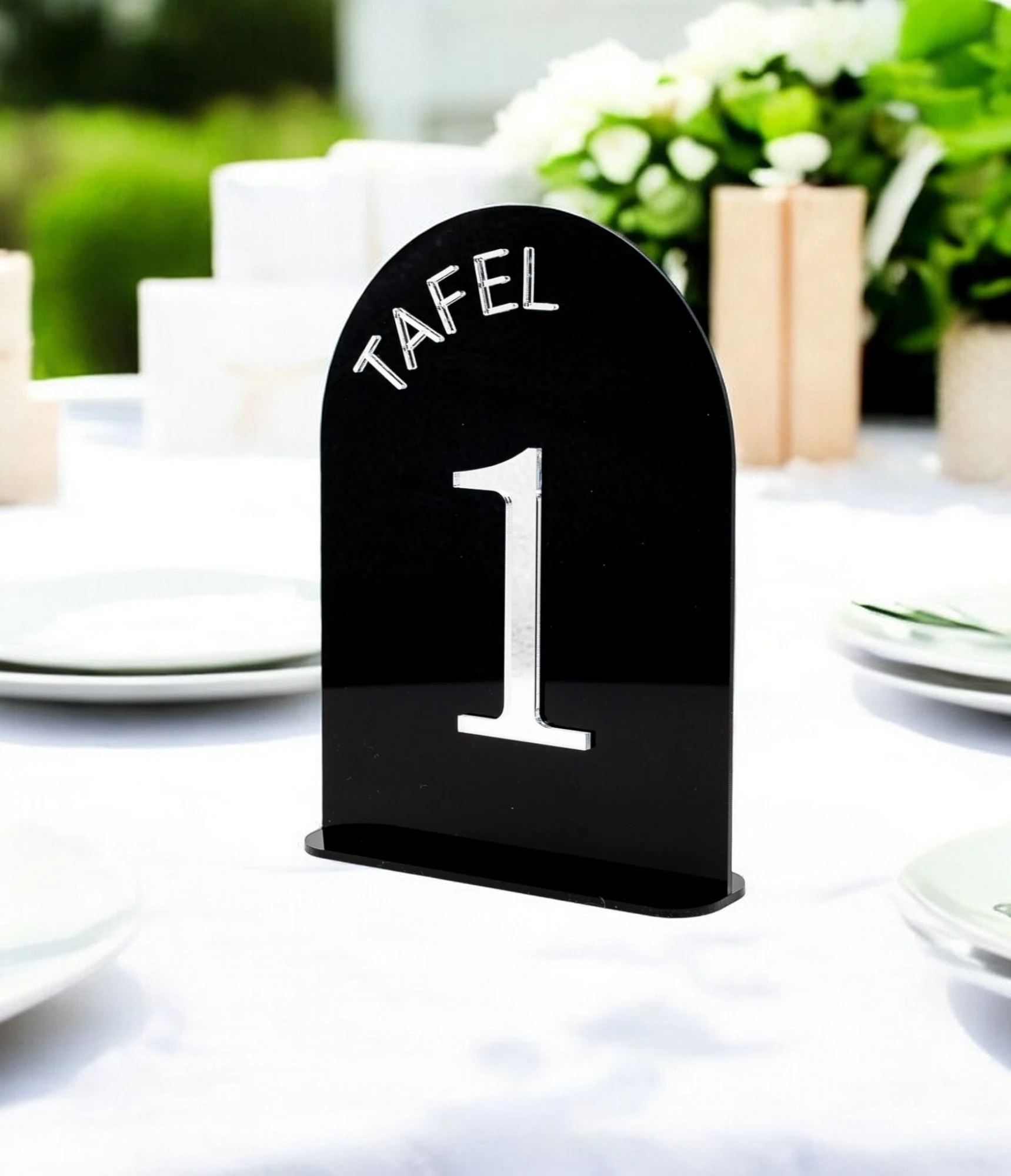 Zwart Acryl tafelnummer met Zilver Acryl Cijfer – Stijlvolle Tafelaanduiding voor Bruiloften en Feesten Maak jouw bruiloft, jubileum of evenement extra speciaal met dit prachtige tafelnummer uit acryl. Deze tafelnummers hebben een moderne uitstraling en helpen gasten eenvoudig hun plek te vinden. Ideaal voor het organiseren van een trouwfeest, gala, babyshower, doopsel of bedrijfsfeest. ✔️ Materiaal: Gemaakt uit 3 mm Acryl ✔️ Afmetingen: Het bord meet 20 cm (hoogte) x 15 cm (breedte). ✔️ Veelzijdig in gebruik: Perfect voor een trouwfeest, gala, babyshower, doopsel of bedrijfsfeest ✔️ Makkelijk neer te zetten Hoe gaat huren in zijn werk? ✔️ Kies de decoratie die je wenst te huren. Je kan meerdere artikelen in 1 reservering toevoegen. ✔️ Selecteer de datum wanneer je de decoratie wenst te huren. ✔️ Wij verhuren onze decoratie steeds voor 1 week. Zo heb je voeldoende tijd om deze op te halen en terug te bezorgen. ✔️ Na jouw boeking controleren we de beschikbaarheid en ontvang je een b