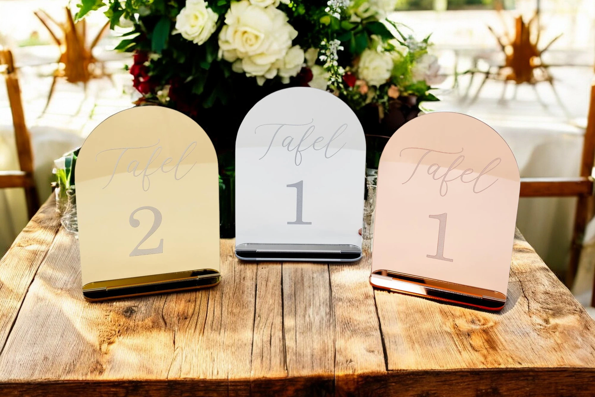 Rosé Gouden Acryl tafelnummer – Stijlvolle Tafelaanduiding voor Bruiloften en Feesten Maak jouw bruiloft, jubileum of evenement extra speciaal met dit prachtige tafelnummer uit acryl. Deze tafelnummers hebben een moderne uitstraling en helpen gasten eenvoudig hun plek te vinden. Ideaal voor het organiseren van een trouwfeest, gala, babyshower, doopsel of bedrijfsfeest. ✔️ Materiaal: Gemaakt uit 3 mm Acryl ✔️ Afmetingen: Het bord meet 20 cm (hoogte) x 15 cm (breedte). ✔️ Veelzijdig in gebruik: Perfect voor een trouwfeest, gala, babyshower, doopsel of bedrijfsfeest ✔️ Makkelijk neer te zetten Hoe gaat huren in zijn werk? ✔️ Kies de decoratie die je wenst te huren. Je kan meerdere artikelen in 1 reservering toevoegen. ✔️ Selecteer de datum wanneer je de decoratie wenst te huren. ✔️ Wij verhuren onze decoratie steeds voor 1 week. Zo heb je voeldoende tijd om deze op te halen en terug te bezorgen. ✔️ Na jouw boeking controleren we de beschikbaarheid en ontvang je een bevestiging. ✔️ Je