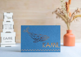 LiZ-e Design - Niel - Geboortekaartje meisje en jongen – Doopsuiker – Vinyl Sticker – Papa Chocolat – Glazen stolpjes met kurk – Suikerbonen – Houten geboorteblokjes – Terrazzo - Walvis – Golven – Digitale Foliedruk – Donkerblauw – Koper – Geometrisch - Kamil
