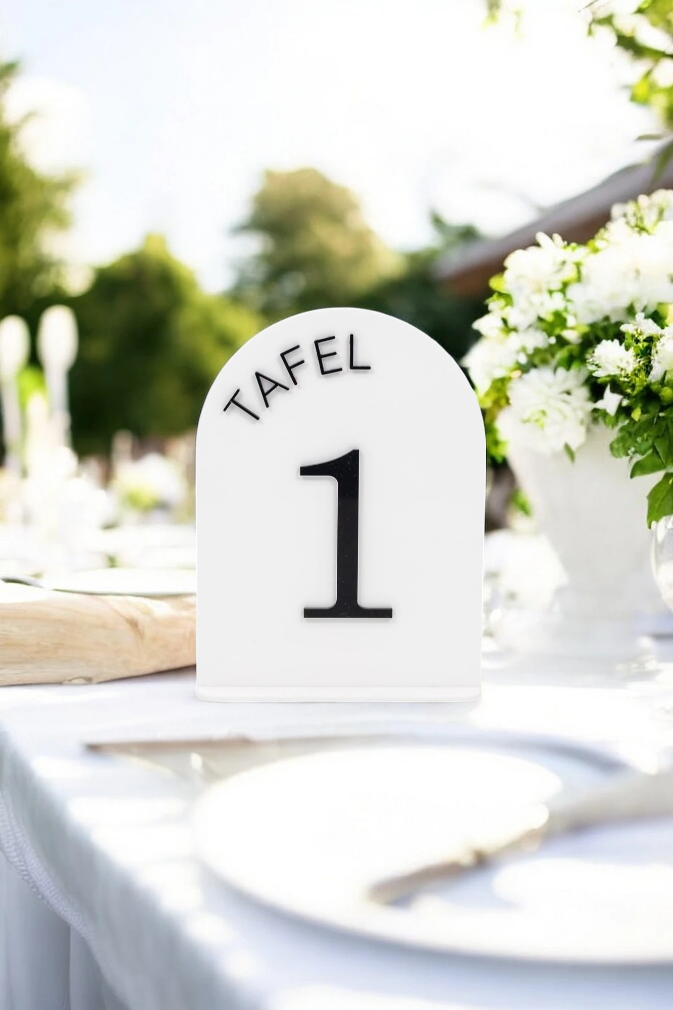 Wit Acryl tafelnummer met Zwart Acryl Cijfer – Stijlvolle Tafelaanduiding voor Bruiloften en Feesten Maak jouw bruiloft, jubileum of evenement extra speciaal met dit prachtige tafelnummer uit acryl. Deze tafelnummers hebben een moderne uitstraling en helpen gasten eenvoudig hun plek te vinden. Ideaal voor het organiseren van een trouwfeest, gala, babyshower, doopsel of bedrijfsfeest. ✔️ Materiaal: Gemaakt uit 3 mm Acryl ✔️ Afmetingen: Het bord meet 20 cm (hoogte) x 15 cm (breedte). ✔️ Veelzijdig in gebruik: Perfect voor een trouwfeest, gala, babyshower, doopsel of bedrijfsfeest ✔️ Makkelijk neer te zetten Hoe gaat huren in zijn werk? ✔️ Kies de decoratie die je wenst te huren. Je kan meerdere artikelen in 1 reservering toevoegen. ✔️ Selecteer de datum wanneer je de decoratie wenst te huren. ✔️ Wij verhuren onze decoratie steeds voor 1 week. Zo heb je voeldoende tijd om deze op te halen en terug te bezorgen. ✔️ Na jouw boeking controleren we de beschikbaarheid en ontvang je een beve