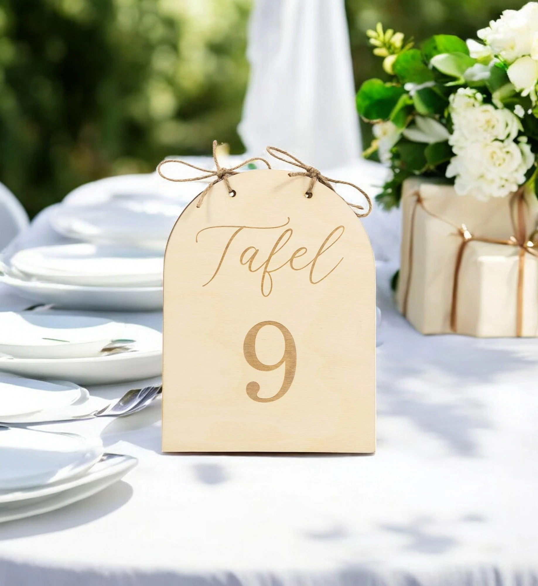 Houten Bord – Stijlvolle Tafelaanduiding voor Bruiloften en Feesten Maak jouw bruiloft, jubileum of evenement extra speciaal met deze prachtige houten tafelnummers. Deze tafelnummers combineren een natuurlijke en moderne uitstraling en helpen gasten eenvoudig hun plek te vinden. Ideaal voor het organiseren van een trouwfeest, gala, babyshower, doopsel of bedrijfsfeest. ✔️ Afmetingen: De borden meten 20 cm (hoogte) x 15 cm (breedte) x +- 4 mm (dikte) ✔️ Makkelijk neer te zetten: De 2 helften zijn vastgemaakt met stevige jute touw Hoe gaat huren in zijn werk? ✔️ Kies de decoratie die je wenst te huren. Je kan meerdere artikelen in 1 reservering toevoegen. ✔️ Selecteer de datum wanneer je de decoratie wenst te huren. ✔️ Wij verhuren onze decoratie steeds voor 1 week. Zo heb je voeldoende tijd om deze op te halen en terug te bezorgen. ✔️ Na jouw boeking controleren we de beschikbaarheid en ontvang je een bevestiging. ✔️ Je ontvangt een factuur. Jouw reservering is definitief na betalin