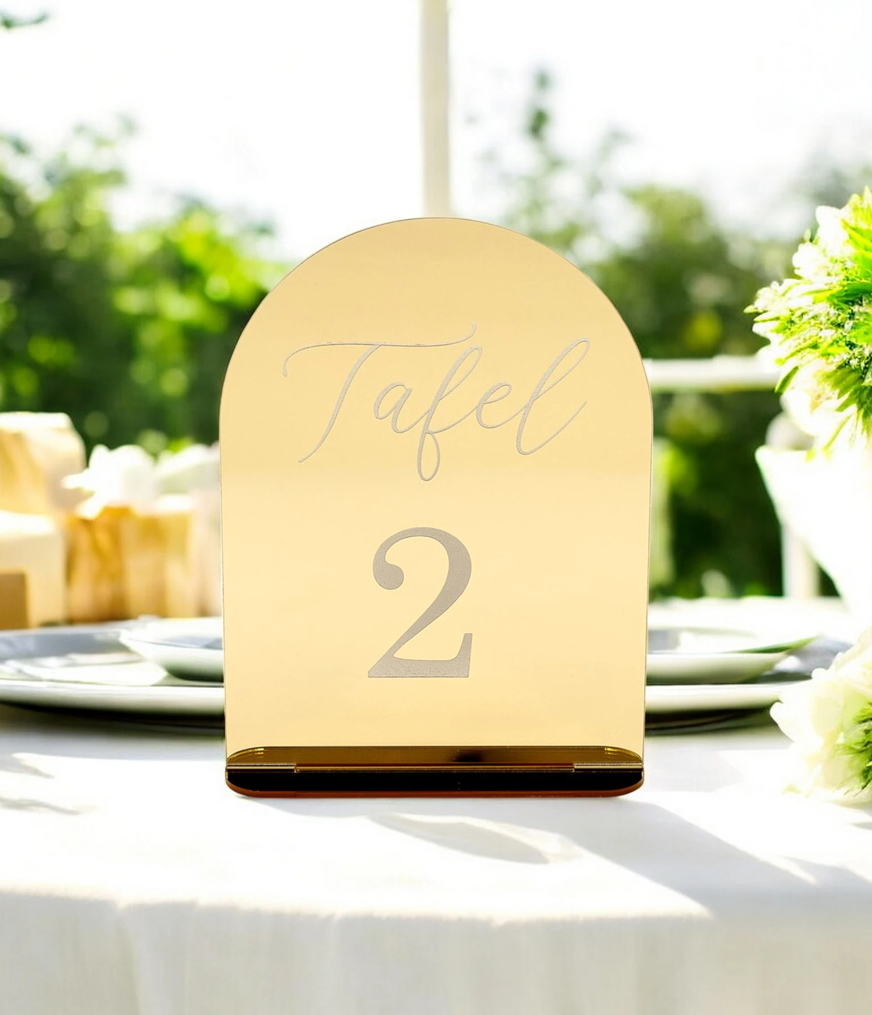 Gouden Acryl tafelnummer – Stijlvolle Tafelaanduiding voor Bruiloften en Feesten Maak jouw bruiloft, jubileum of evenement extra speciaal met dit prachtige tafelnummer uit acryl. Deze tafelnummers hebben een moderne uitstraling en helpen gasten eenvoudig hun plek te vinden. Ideaal voor het organiseren van een trouwfeest, gala, babyshower, doopsel of bedrijfsfeest. ✔️ Materiaal: Gemaakt uit 3 mm Acryl ✔️ Afmetingen: Het bord meet 20 cm (hoogte) x 15 cm (breedte). ✔️ Veelzijdig in gebruik: Perfect voor een trouwfeest, gala, babyshower, doopsel of bedrijfsfeest ✔️ Makkelijk neer te zetten Hoe gaat huren in zijn werk? ✔️ Kies de decoratie die je wenst te huren. Je kan meerdere artikelen in 1 reservering toevoegen. ✔️ Selecteer de datum wanneer je de decoratie wenst te huren. ✔️ Wij verhuren onze decoratie steeds voor 1 week. Zo heb je voeldoende tijd om deze op te halen en terug te bezorgen. ✔️ Na jouw boeking controleren we de beschikbaarheid en ontvang je een bevestiging. ✔️ Je ontva