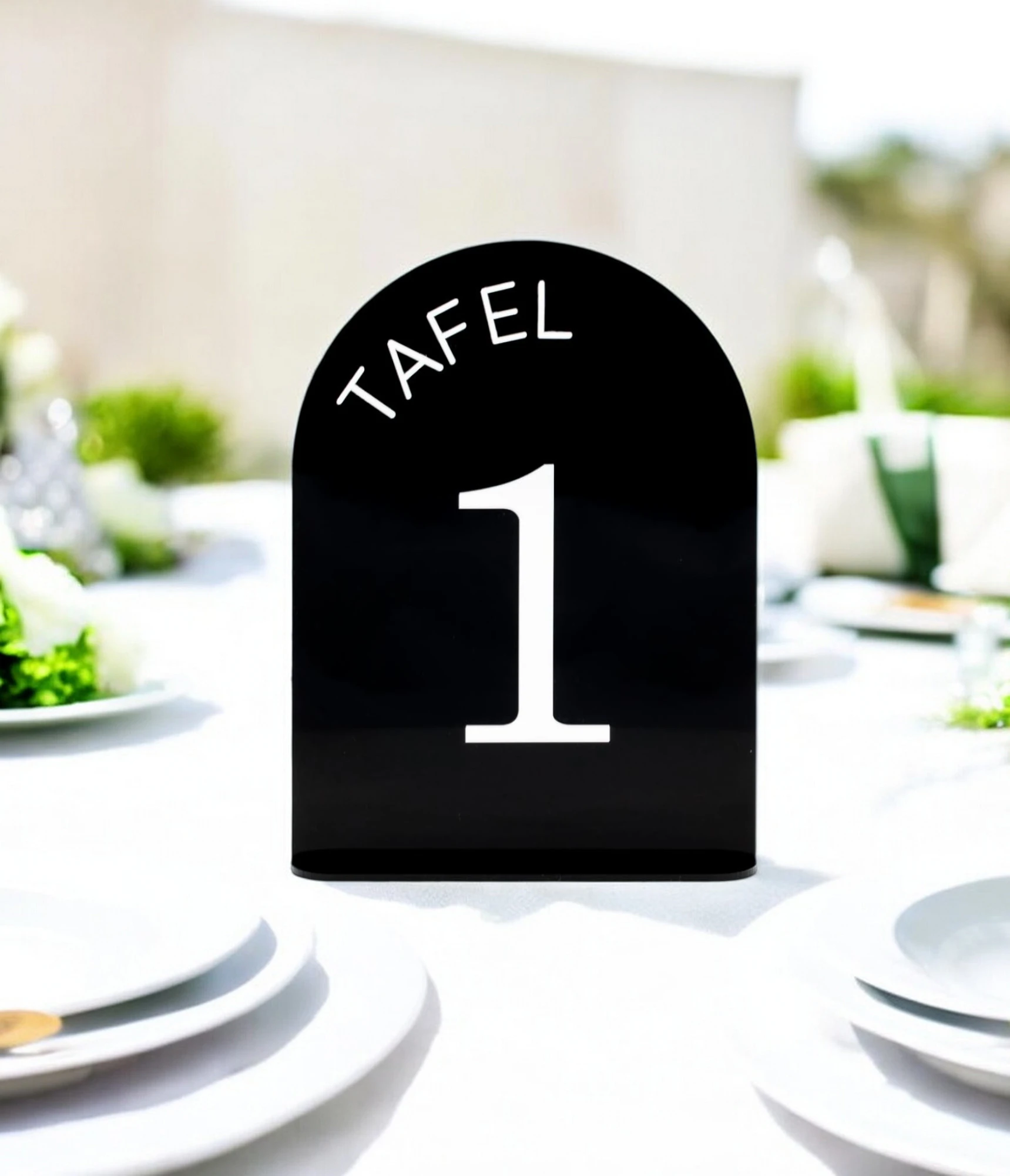 Zwart Acryl tafelnummer met Wit Acryl Cijfer – Stijlvolle Tafelaanduiding voor Bruiloften en Feesten Maak jouw bruiloft, jubileum of evenement extra speciaal met dit prachtige tafelnummer uit acryl. Deze tafelnummers hebben een moderne uitstraling en helpen gasten eenvoudig hun plek te vinden. Ideaal voor het organiseren van een trouwfeest, gala, babyshower, doopsel of bedrijfsfeest. ✔️ Materiaal: Gemaakt uit 3 mm Acryl ✔️ Afmetingen: Het bord meet 20 cm (hoogte) x 15 cm (breedte). ✔️ Veelzijdig in gebruik: Perfect voor een trouwfeest, gala, babyshower, doopsel of bedrijfsfeest ✔️ Makkelijk neer te zetten Hoe gaat huren in zijn werk? ✔️ Kies de decoratie die je wenst te huren. Je kan meerdere artikelen in 1 reservering toevoegen. ✔️ Selecteer de datum wanneer je de decoratie wenst te huren. ✔️ Wij verhuren onze decoratie steeds voor 1 week. Zo heb je voeldoende tijd om deze op te halen en terug te bezorgen. ✔️ Na jouw boeking controleren we de beschikbaarheid en ontvang je een beve