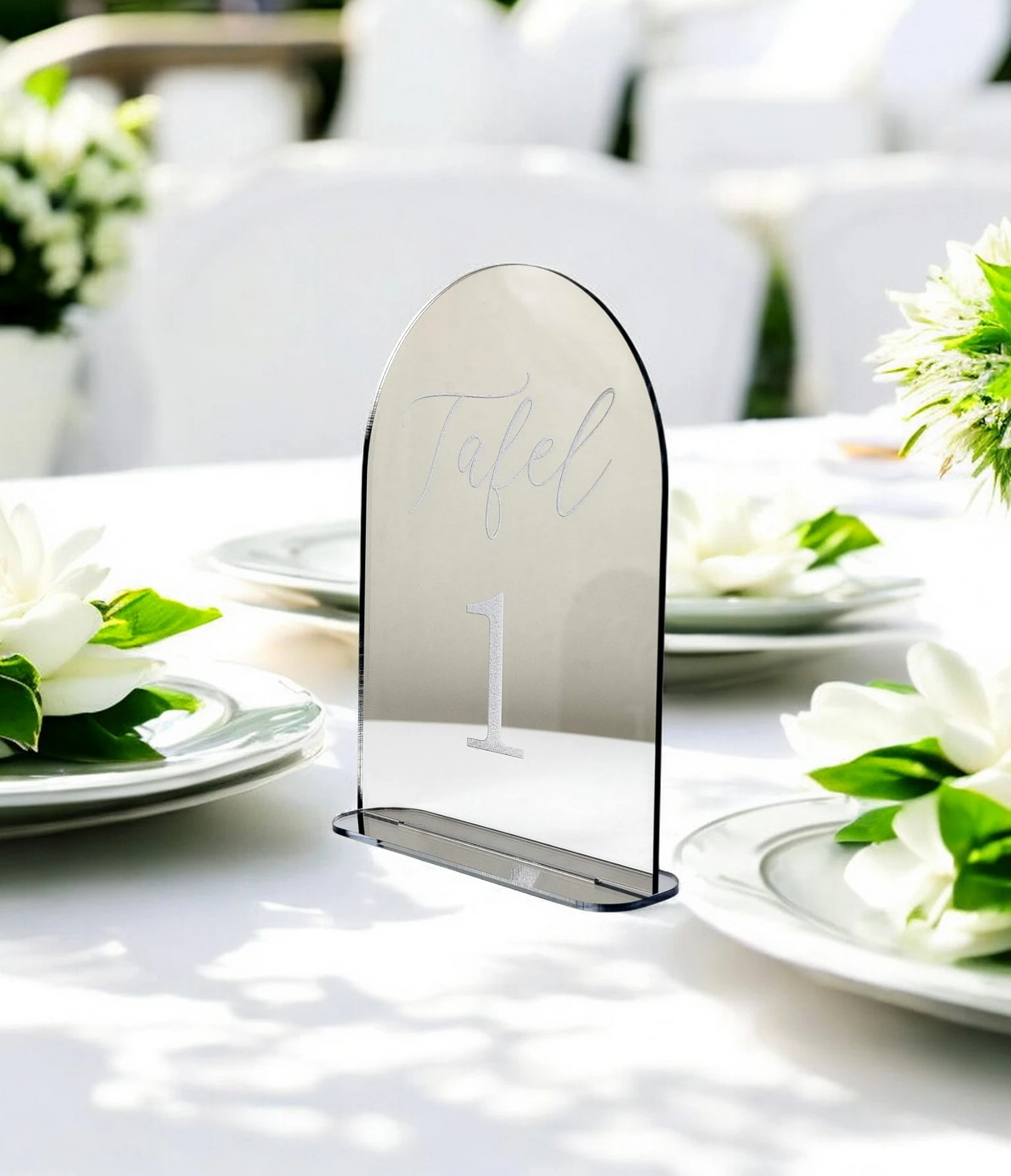 Zilver Acryl tafelnummer – Stijlvolle Tafelaanduiding voor Bruiloften en Feesten Maak jouw bruiloft, jubileum of evenement extra speciaal met dit prachtige tafelnummer uit acryl. Deze tafelnummers hebben een moderne uitstraling en helpen gasten eenvoudig hun plek te vinden. Ideaal voor het organiseren van een trouwfeest, gala, babyshower, doopsel of bedrijfsfeest. ✔️ Materiaal: Gemaakt uit 3 mm Acryl ✔️ Afmetingen: Het bord meet 20 cm (hoogte) x 15 cm (breedte). ✔️ Veelzijdig in gebruik: Perfect voor een trouwfeest, gala, babyshower, doopsel of bedrijfsfeest ✔️ Makkelijk neer te zetten Hoe gaat huren in zijn werk? ✔️ Kies de decoratie die je wenst te huren. Je kan meerdere artikelen in 1 reservering toevoegen. ✔️ Selecteer de datum wanneer je de decoratie wenst te huren. ✔️ Wij verhuren onze decoratie steeds voor 1 week. Zo heb je voeldoende tijd om deze op te halen en terug te bezorgen. ✔️ Na jouw boeking controleren we de beschikbaarheid en ontvang je een bevestiging. ✔️ Je ontva