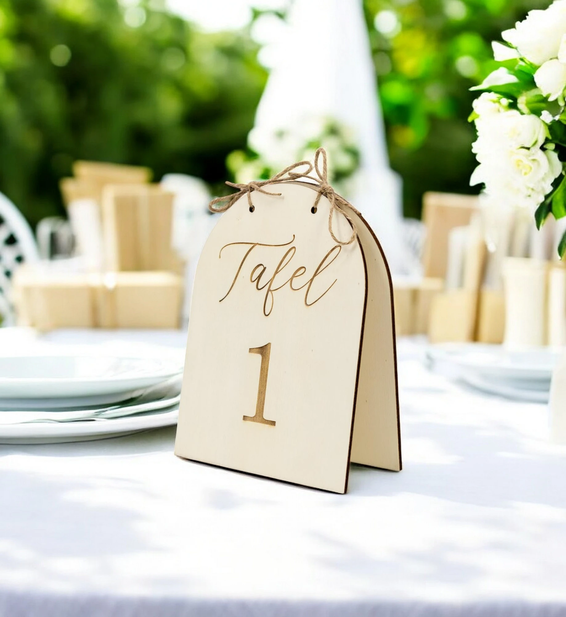 Houten Bord – Stijlvolle Tafelaanduiding voor Bruiloften en Feesten Maak jouw bruiloft, jubileum of evenement extra speciaal met deze prachtige houten tafelnummers. Deze tafelnummers combineren een natuurlijke en moderne uitstraling en helpen gasten eenvoudig hun plek te vinden. Ideaal voor het organiseren van een trouwfeest, gala, babyshower, doopsel of bedrijfsfeest. ✔ Afmetingen: De borden meten 20 cm (hoogte) x 15 cm (breedte) x +- 4 mm (dikte) ✔ Makkelijk neer te zetten: De 2 helften zijn vastgemaakt met stevige jute touw Hoe gaat huren in zijn werk? ✔ Kies de decoratie die je wenst te huren. Je kan meerdere artikelen in 1 reservering toevoegen. ✔ Selecteer de datum wanneer je de decoratie wenst te huren. ✔ Wij verhuren onze decoratie steeds voor 1 week. Zo heb je voeldoende tijd om deze op te halen en terug te bezorgen. ✔ Na jouw boeking controleren we de beschikbaarheid en ontvang je een bevestiging. ✔ Je ontvangt een factuur. Jouw reservering is definitief na betaling. ✔ Op