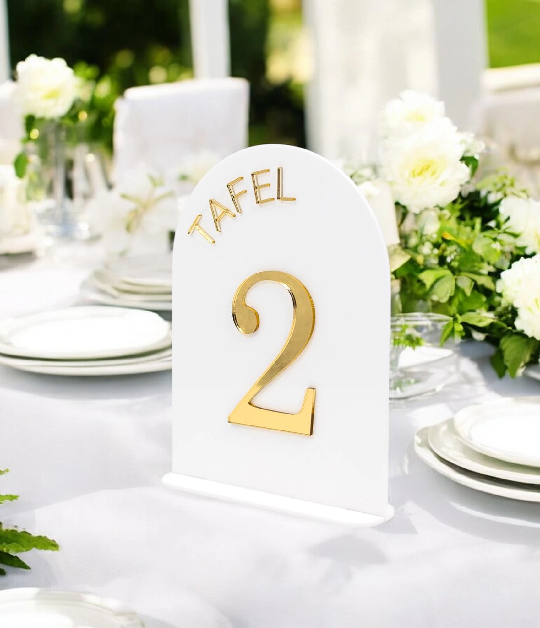 Wit Acryl tafelnummer met Gouden Acryl Cijfer – Stijlvolle Tafelaanduiding voor Bruiloften en Feesten Maak jouw bruiloft, jubileum of evenement extra speciaal met dit prachtige tafelnummer uit acryl. Deze tafelnummers hebben een moderne uitstraling en helpen gasten eenvoudig hun plek te vinden. Ideaal voor het organiseren van een trouwfeest, gala, babyshower, doopsel of bedrijfsfeest. ✔️ Materiaal: Gemaakt uit 3 mm Acryl ✔️ Afmetingen: Het bord meet 20 cm (hoogte) x 15 cm (breedte). ✔️ Veelzijdig in gebruik: Perfect voor een trouwfeest, gala, babyshower, doopsel of bedrijfsfeest ✔️ Makkelijk neer te zetten Hoe gaat huren in zijn werk? ✔️ Kies de decoratie die je wenst te huren. Je kan meerdere artikelen in 1 reservering toevoegen. ✔️ Selecteer de datum wanneer je de decoratie wenst te huren. ✔️ Wij verhuren onze decoratie steeds voor 1 week. Zo heb je voeldoende tijd om deze op te halen en terug te bezorgen. ✔️ Na jouw boeking controleren we de beschikbaarheid en ontvang je een bev