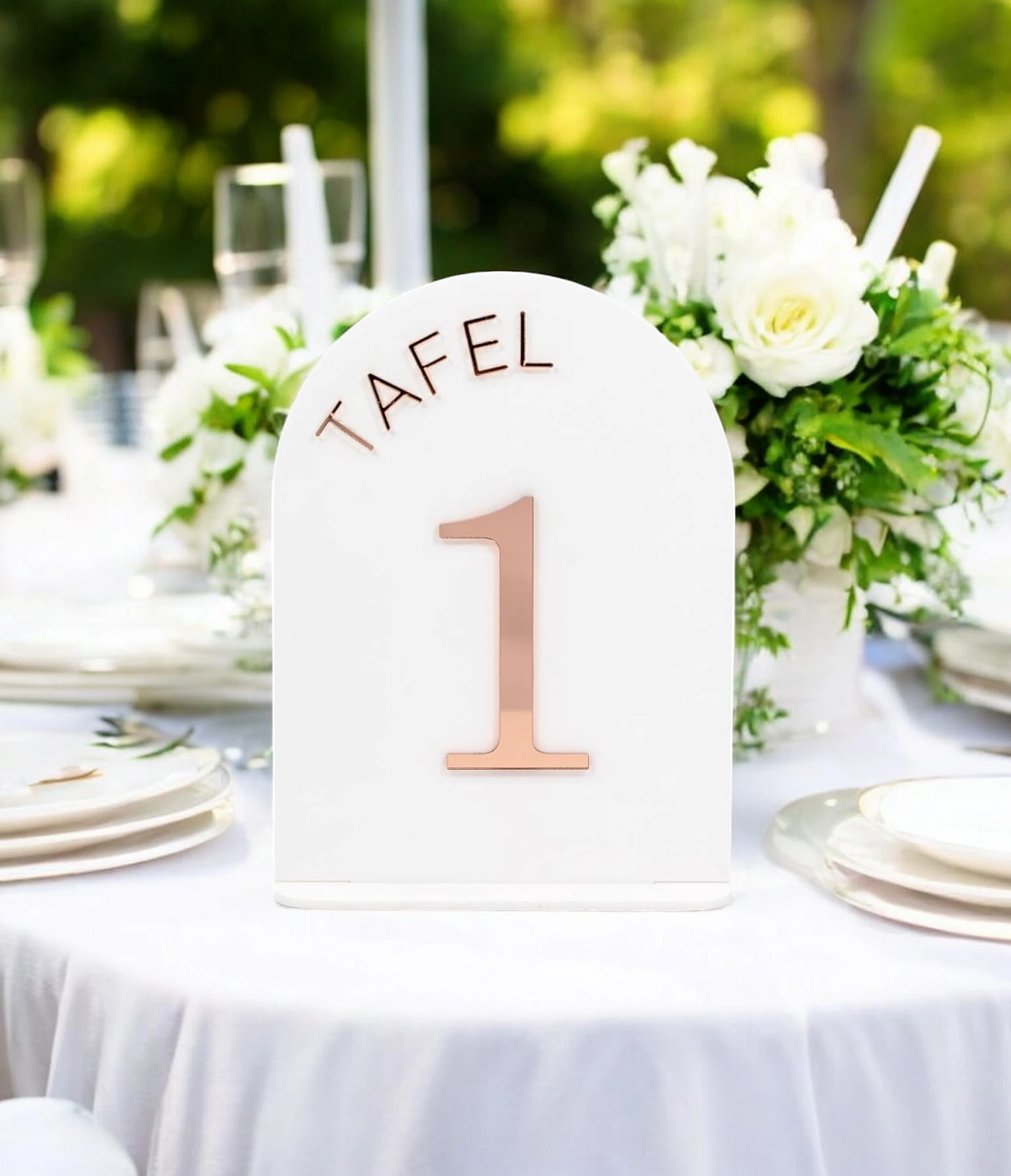 Wit Acryl tafelnummer met Rosé Gouden Acryl Cijfer – Stijlvolle Tafelaanduiding voor Bruiloften en Feesten Maak jouw bruiloft, jubileum of evenement extra speciaal met dit prachtige tafelnummer uit acryl. Deze tafelnummers hebben een moderne uitstraling en helpen gasten eenvoudig hun plek te vinden. Ideaal voor het organiseren van een trouwfeest, gala, babyshower, doopsel of bedrijfsfeest. ✔️ Materiaal: Gemaakt uit 3 mm Acryl ✔️ Afmetingen: Het bord meet 20 cm (hoogte) x 15 cm (breedte). ✔️ Veelzijdig in gebruik: Perfect voor een trouwfeest, gala, babyshower, doopsel of bedrijfsfeest ✔️ Makkelijk neer te zetten Hoe gaat huren in zijn werk? ✔️ Kies de decoratie die je wenst te huren. Je kan meerdere artikelen in 1 reservering toevoegen. ✔️ Selecteer de datum wanneer je de decoratie wenst te huren. ✔️ Wij verhuren onze decoratie steeds voor 1 week. Zo heb je voeldoende tijd om deze op te halen en terug te bezorgen. ✔️ Na jouw boeking controleren we de beschikbaarheid en ontvang je ee