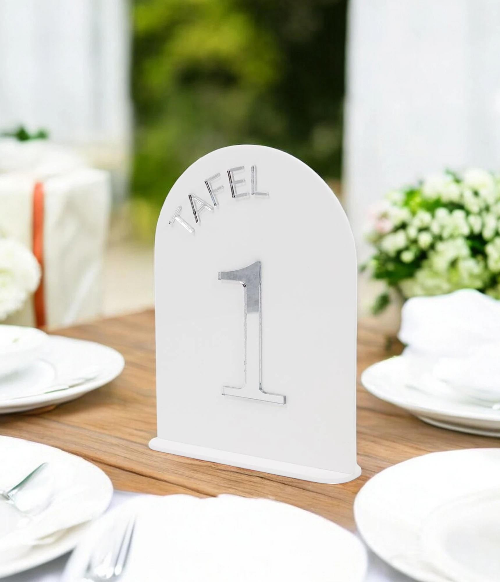 Wit Acryl tafelnummer met Zilver Acryl Cijfer – Stijlvolle Tafelaanduiding voor Bruiloften en Feesten Maak jouw bruiloft, jubileum of evenement extra speciaal met dit prachtige tafelnummer uit acryl. Deze tafelnummers hebben een moderne uitstraling en helpen gasten eenvoudig hun plek te vinden. Ideaal voor het organiseren van een trouwfeest, gala, babyshower, doopsel of bedrijfsfeest. ✔️ Materiaal: Gemaakt uit 3 mm Acryl ✔️ Afmetingen: Het bord meet 20 cm (hoogte) x 15 cm (breedte). ✔️ Veelzijdig in gebruik: Perfect voor een trouwfeest, gala, babyshower, doopsel of bedrijfsfeest ✔️ Makkelijk neer te zetten Hoe gaat huren in zijn werk? ✔️ Kies de decoratie die je wenst te huren. Je kan meerdere artikelen in 1 reservering toevoegen. ✔️ Selecteer de datum wanneer je de decoratie wenst te huren. ✔️ Wij verhuren onze decoratie steeds voor 1 week. Zo heb je voeldoende tijd om deze op te halen en terug te bezorgen. ✔️ Na jouw boeking controleren we de beschikbaarheid en ontvang je een bev