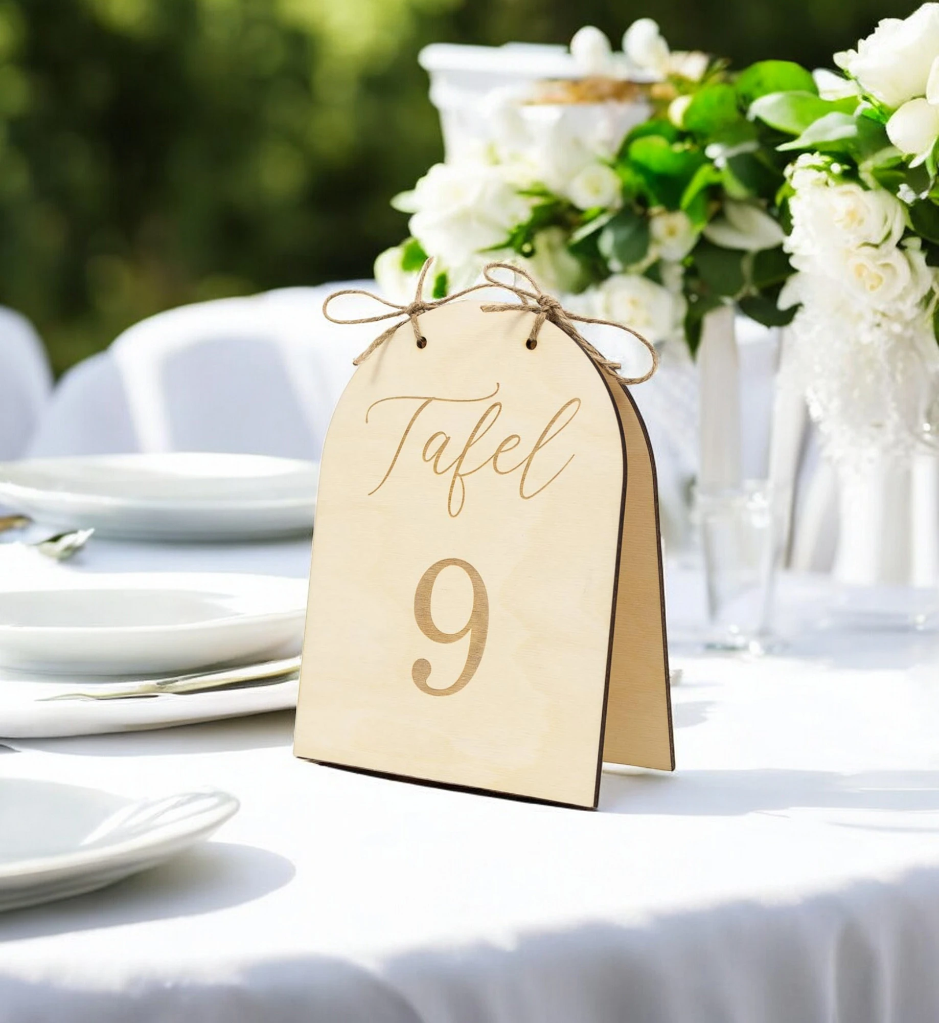 Houten Bord – Stijlvolle Tafelaanduiding voor Bruiloften en Feesten Maak jouw bruiloft, jubileum of evenement extra speciaal met deze prachtige houten tafelnummers. Deze tafelnummers combineren een natuurlijke en moderne uitstraling en helpen gasten eenvoudig hun plek te vinden. Ideaal voor het organiseren van een trouwfeest, gala, babyshower, doopsel of bedrijfsfeest. ✔️ Afmetingen: De borden meten 20 cm (hoogte) x 15 cm (breedte) x +- 4 mm (dikte) ✔️ Makkelijk neer te zetten: De 2 helften zijn vastgemaakt met stevige jute touw Hoe gaat huren in zijn werk? ✔️ Kies de decoratie die je wenst te huren. Je kan meerdere artikelen in 1 reservering toevoegen. ✔️ Selecteer de datum wanneer je de decoratie wenst te huren. ✔️ Wij verhuren onze decoratie steeds voor 1 week. Zo heb je voeldoende tijd om deze op te halen en terug te bezorgen. ✔️ Na jouw boeking controleren we de beschikbaarheid en ontvang je een bevestiging. ✔️ Je ontvangt een factuur. Jouw reservering is definitief na betalin