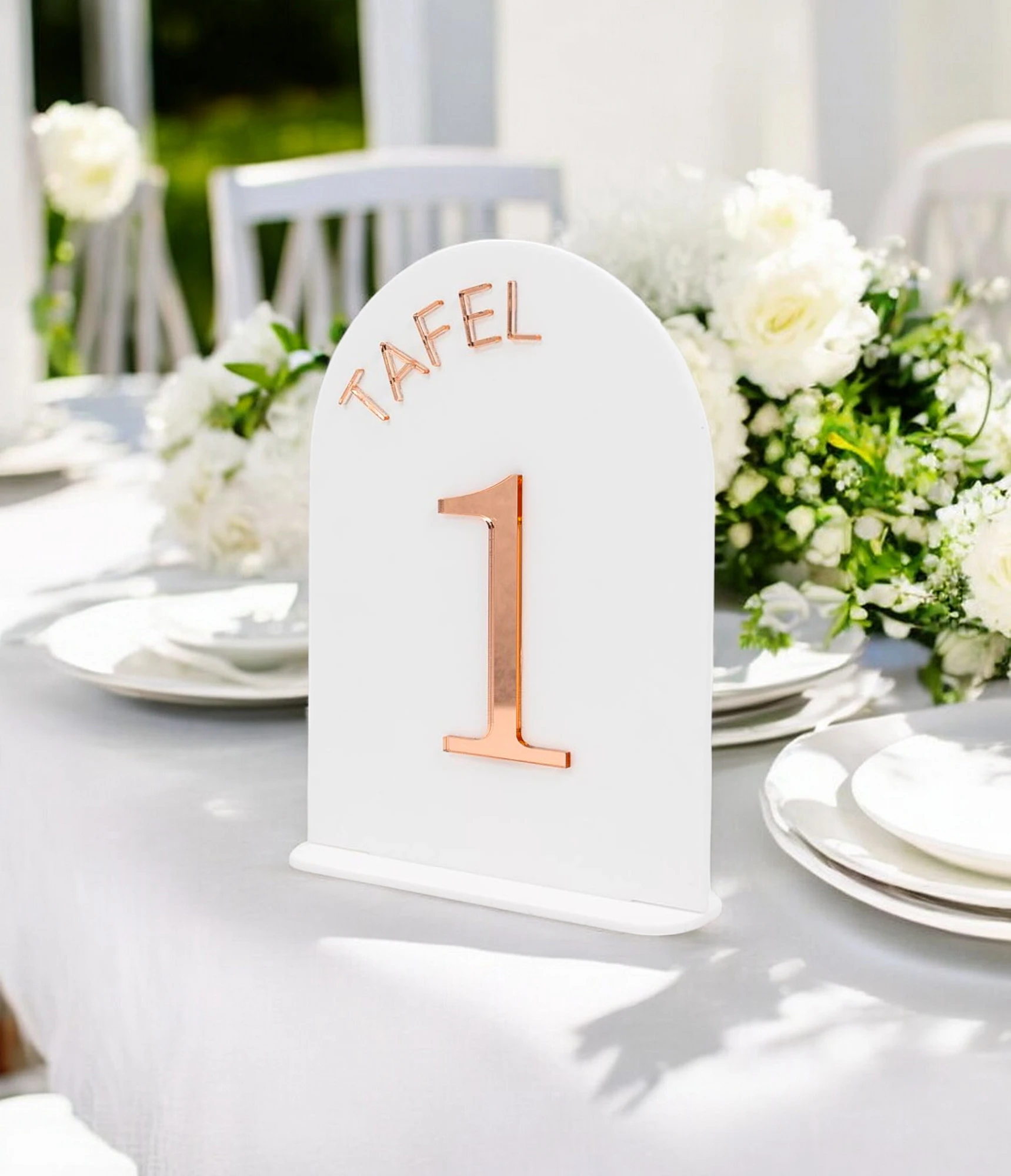 Wit Acryl tafelnummer met Rosé Gouden Acryl Cijfer – Stijlvolle Tafelaanduiding voor Bruiloften en Feesten Maak jouw bruiloft, jubileum of evenement extra speciaal met dit prachtige tafelnummer uit acryl. Deze tafelnummers hebben een moderne uitstraling en helpen gasten eenvoudig hun plek te vinden. Ideaal voor het organiseren van een trouwfeest, gala, babyshower, doopsel of bedrijfsfeest. ✔️ Materiaal: Gemaakt uit 3 mm Acryl ✔️ Afmetingen: Het bord meet 20 cm (hoogte) x 15 cm (breedte). ✔️ Veelzijdig in gebruik: Perfect voor een trouwfeest, gala, babyshower, doopsel of bedrijfsfeest ✔️ Makkelijk neer te zetten Hoe gaat huren in zijn werk? ✔️ Kies de decoratie die je wenst te huren. Je kan meerdere artikelen in 1 reservering toevoegen. ✔️ Selecteer de datum wanneer je de decoratie wenst te huren. ✔️ Wij verhuren onze decoratie steeds voor 1 week. Zo heb je voeldoende tijd om deze op te halen en terug te bezorgen. ✔️ Na jouw boeking controleren we de beschikbaarheid en ontvang je ee
