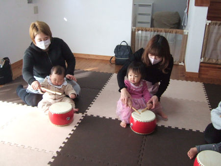 太鼓もならすよ♪0歳:知育+リトミック