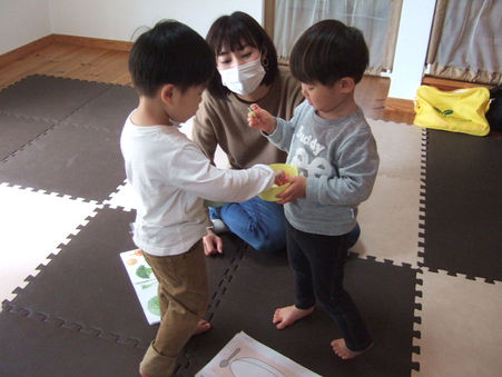 のりを使うよ♪1歳児リトミッ