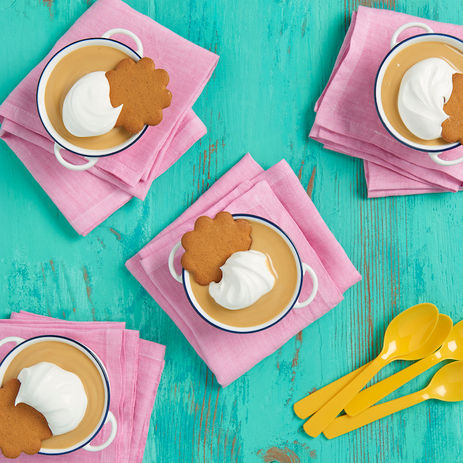 Small gingerbread cream pies on pink napkins with yellow spoons