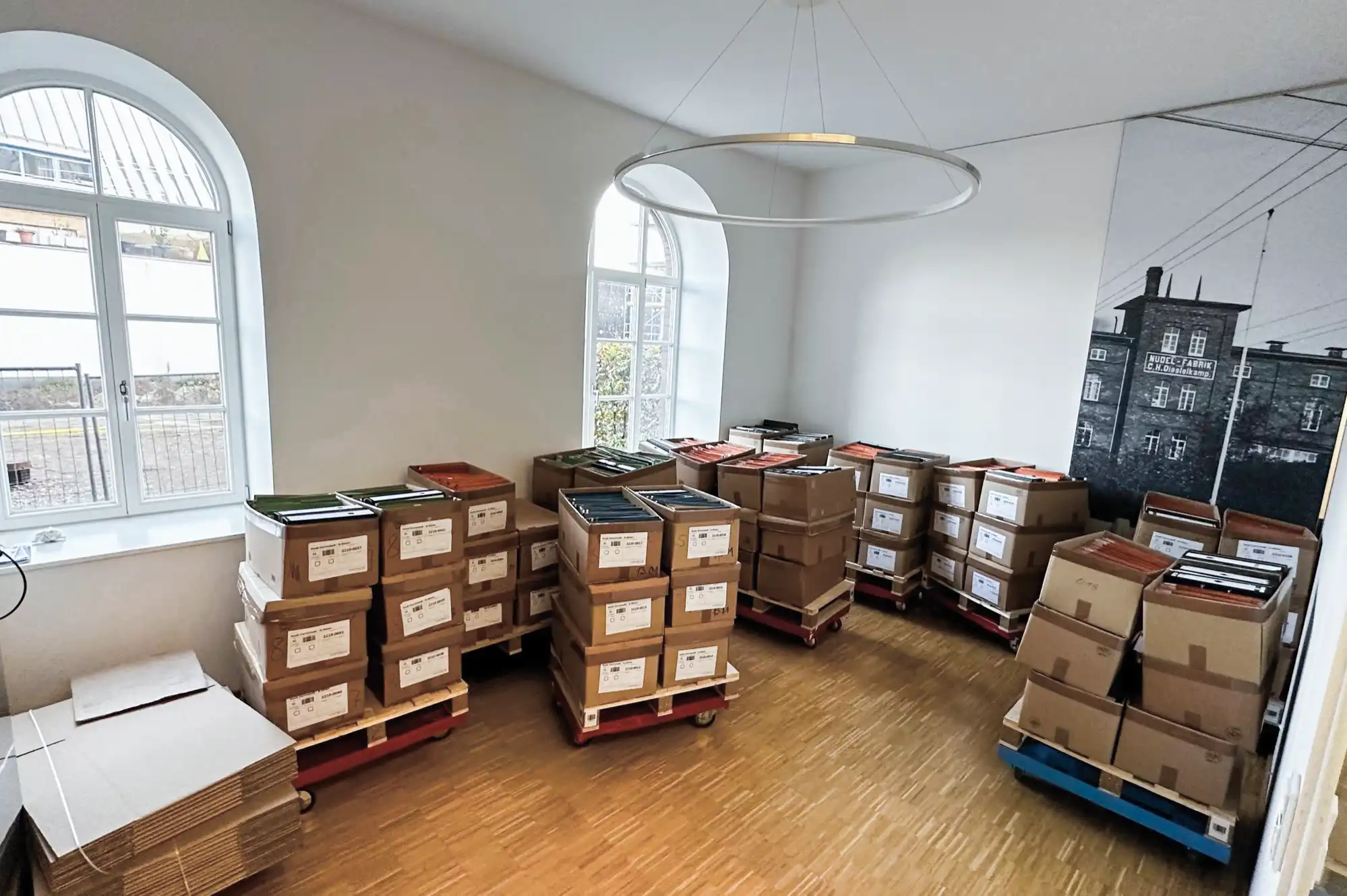 Umzugskartons gestapelt im bisherigen Büro der Scanfabrik