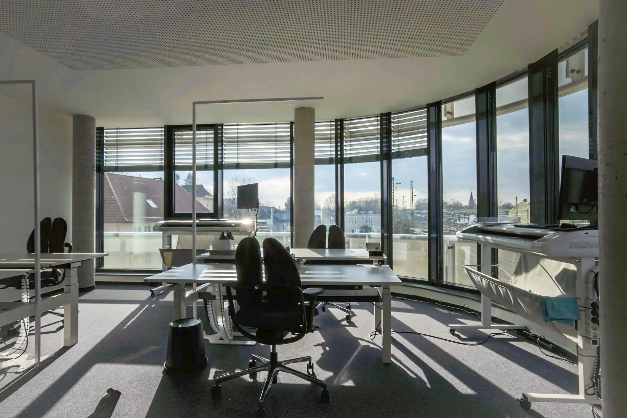 Neuer Arbeitsbereich mit Scannern und Tageslicht bei der Scanfabrik für hochwertigen Scanservice