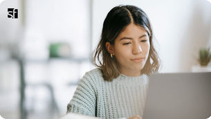 Bearbeitung von GoBD-relevanten Buchhaltungsdokumenten am Laptop.