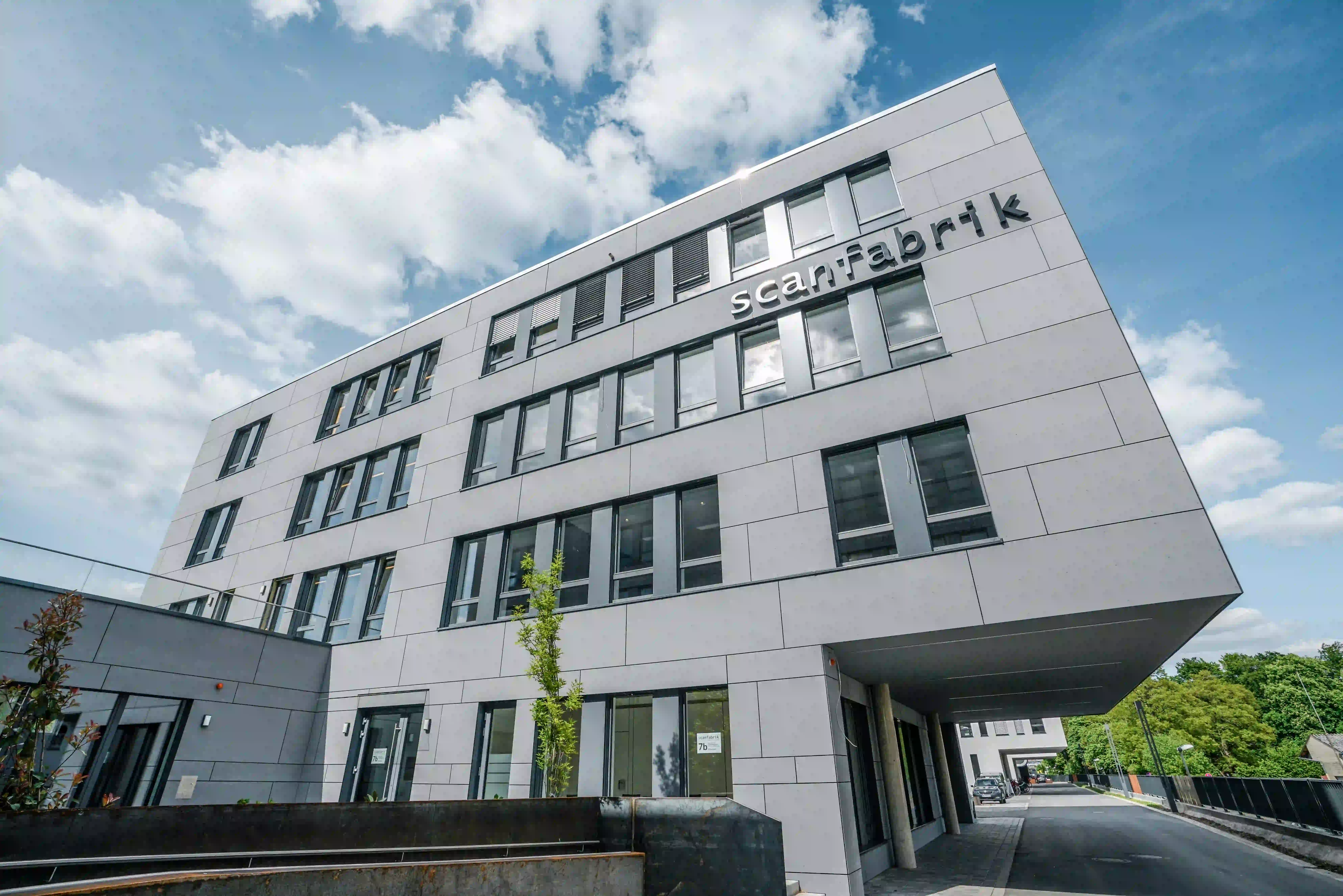 Modernes Bürogebäude der Scanfabrik am neuen Standort Gleis 13, Zentrum für digitalen Scanservice