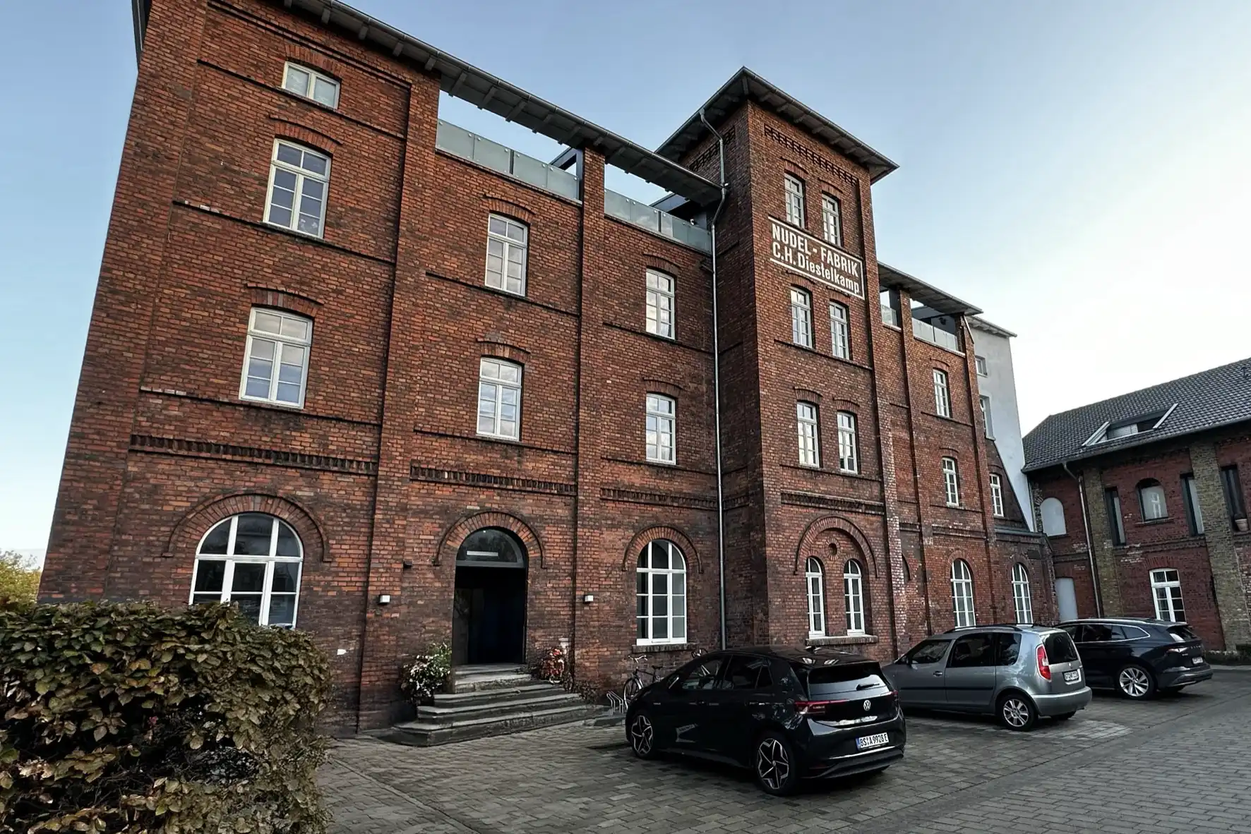  Außenansicht des alten Gebäude der Scanfabrik, die denkmalgeschützten Nudelfabrik.