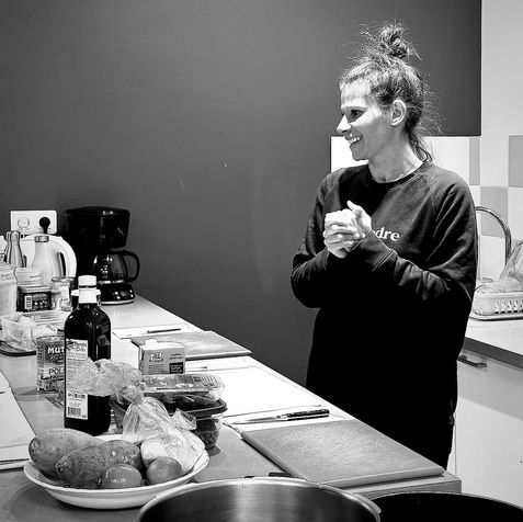 Adultes préparant une recette avant un déjeuner partagé.