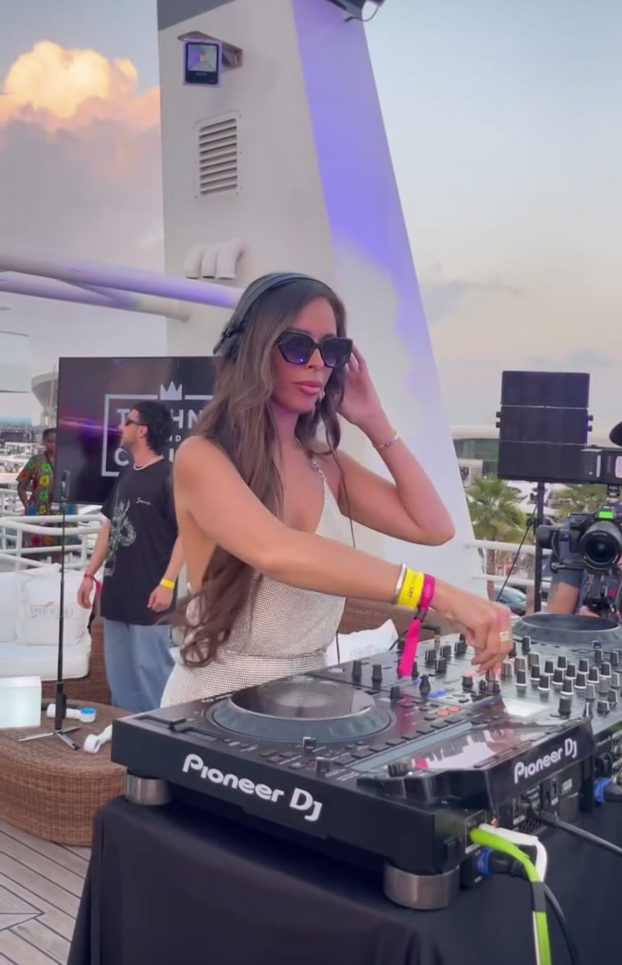 dj 10 female famous boat.mov