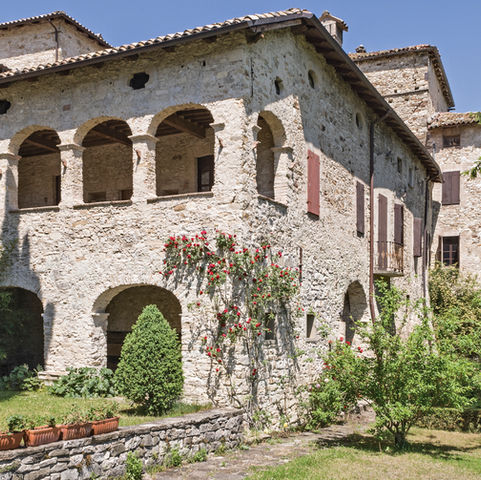 Portico e corte in pietra della dimora storica Roccacastrignano per visite guidate Parma