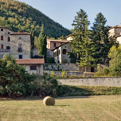 Panoramica esterna e cortile di Roccacastrignano a Langhirano, Parma