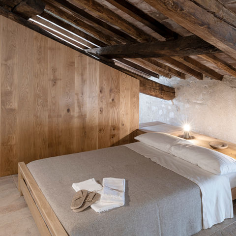 Camera da letto e suite dell agriturismo Roccacastrignano con travi a vista