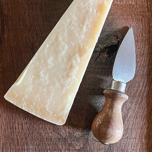 Porzione di Parmigiano Reggiano DOP con latte di Vacca Grigia dell'Appennino pronto per la degustazione serale