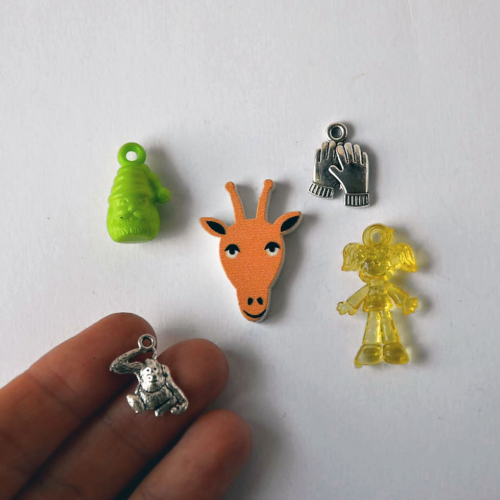 Thumbnail: Letter G trinkets, 1-3cm, 5 objects